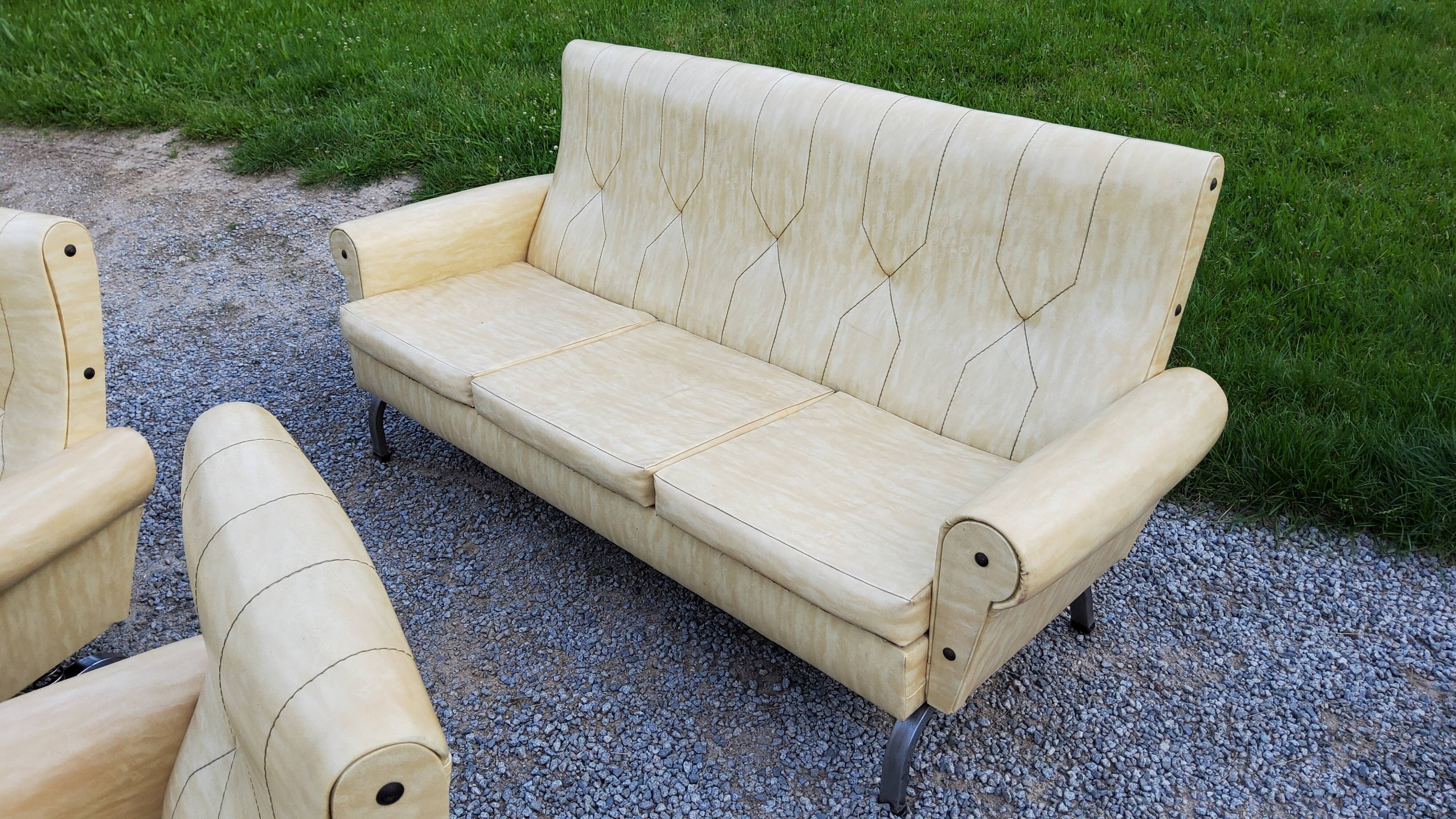 Fauteuils et canapé des années 60/70 en moleskine et piètement chromé sur ressorts