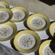 Lot de 19 grandes assiettes plates vintage jaunes fleurs roses liseré doré