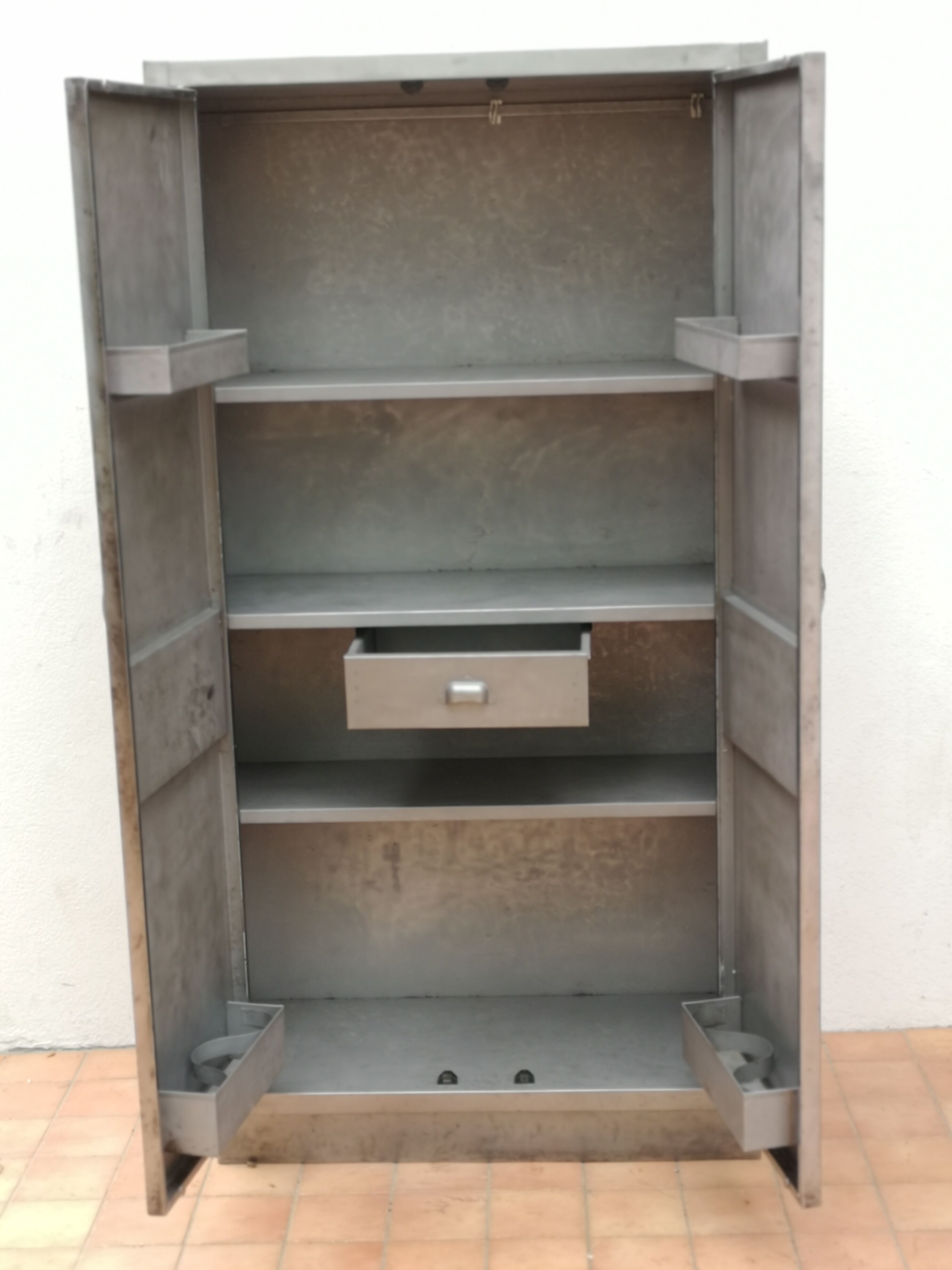 Kitchen cabinet in industrial metal style 50/70