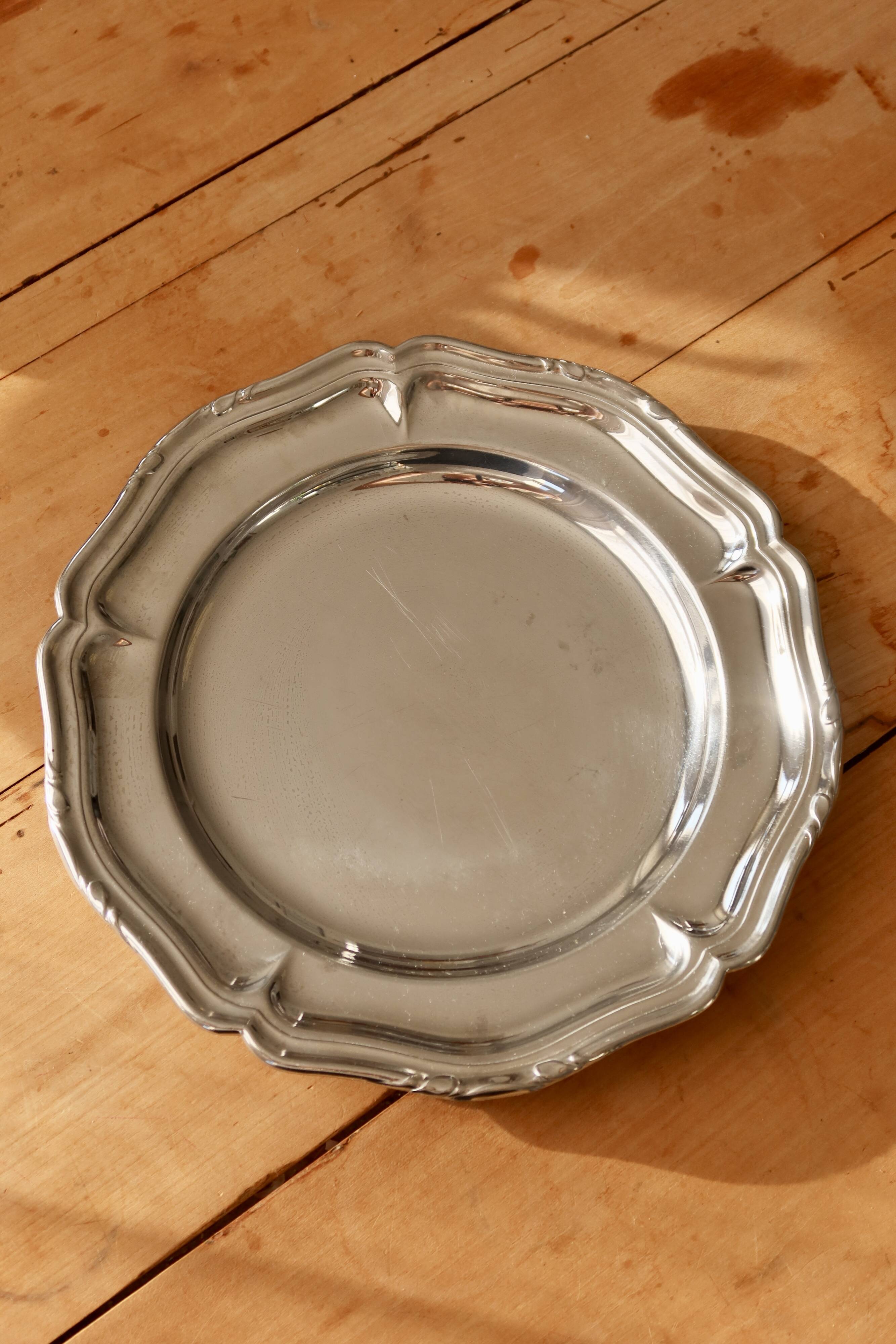 Small round vintage shiny metal dish - Scalloped