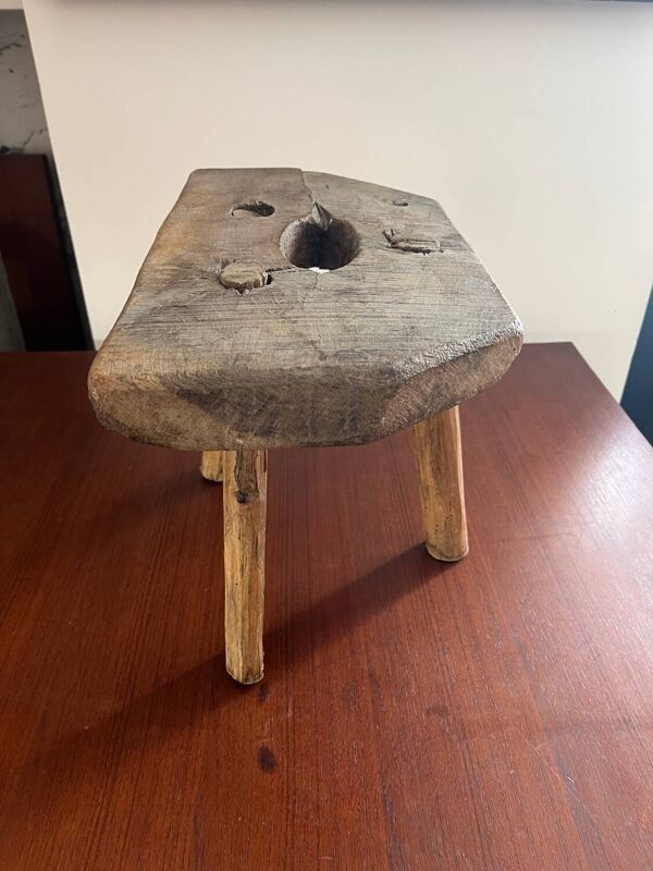 Petit tabouret de ferme rustique