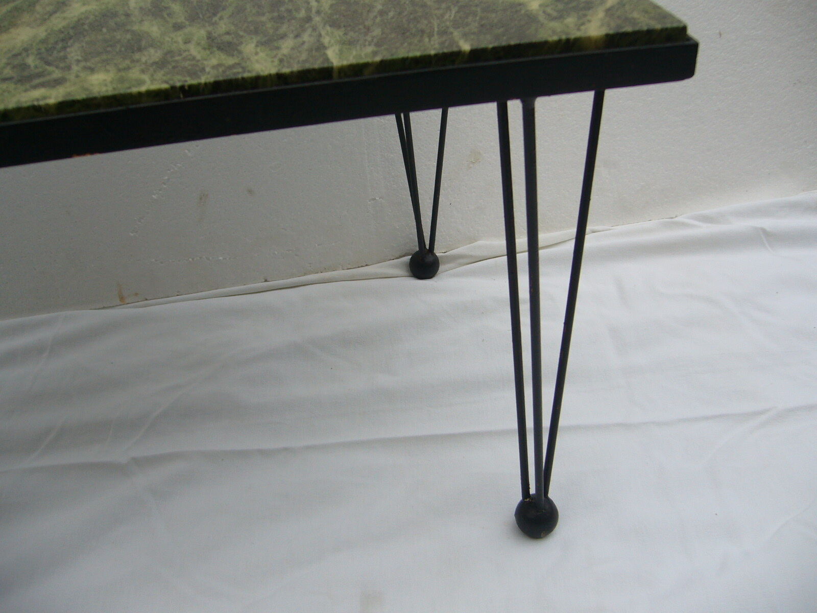 70s Coffee table/vintage green marble tray, metal feet