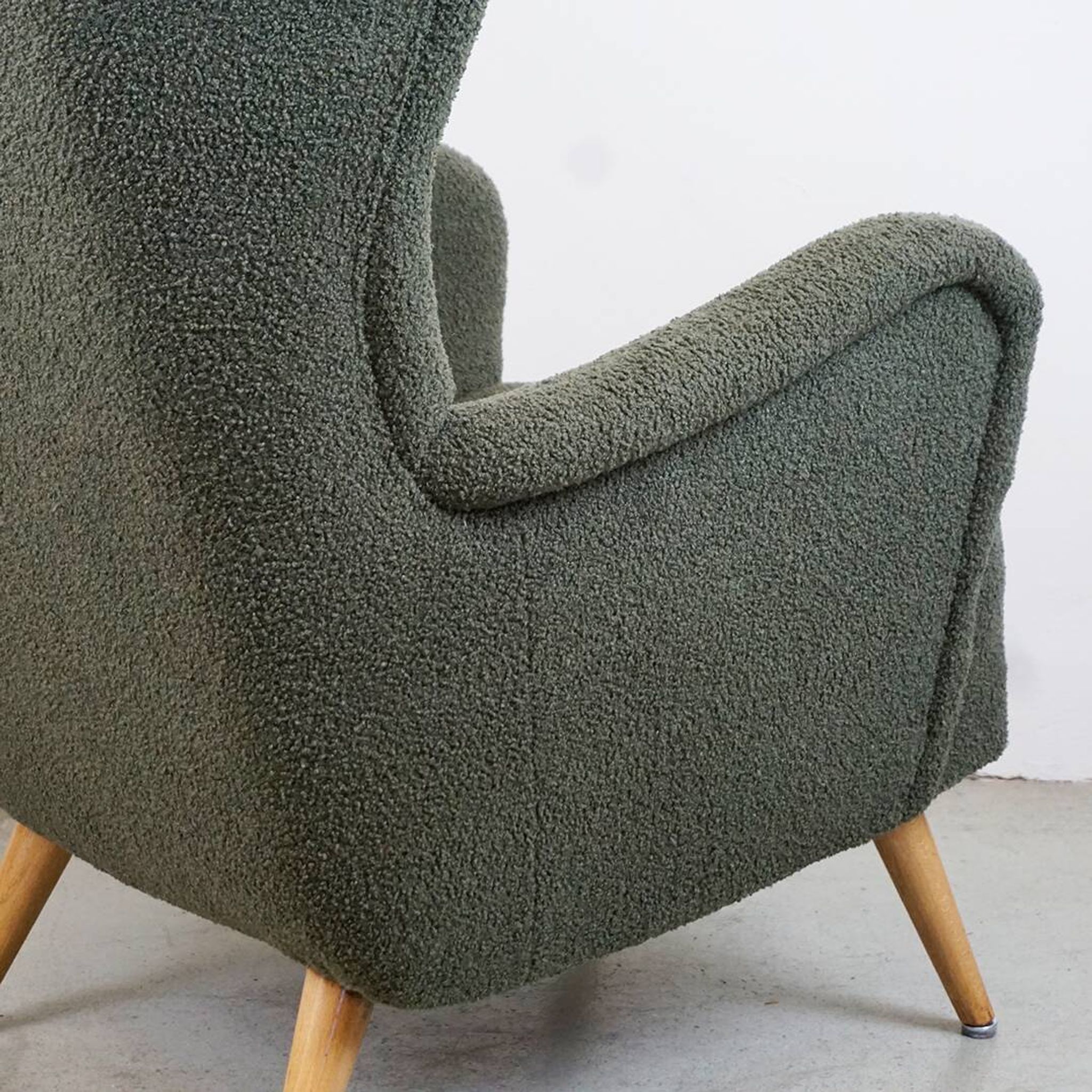 Fauteuil Wingback bouclé gris-vert, Autriche années 50