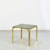 Table basse italienne du milieu du siècle en laiton et verre fumé