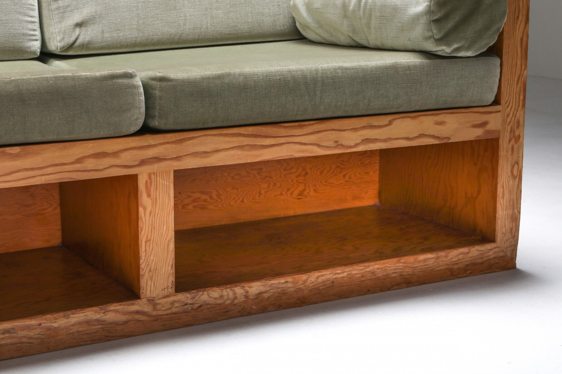 Three-seater sofa in moss green velvet and pitch pitch 1960