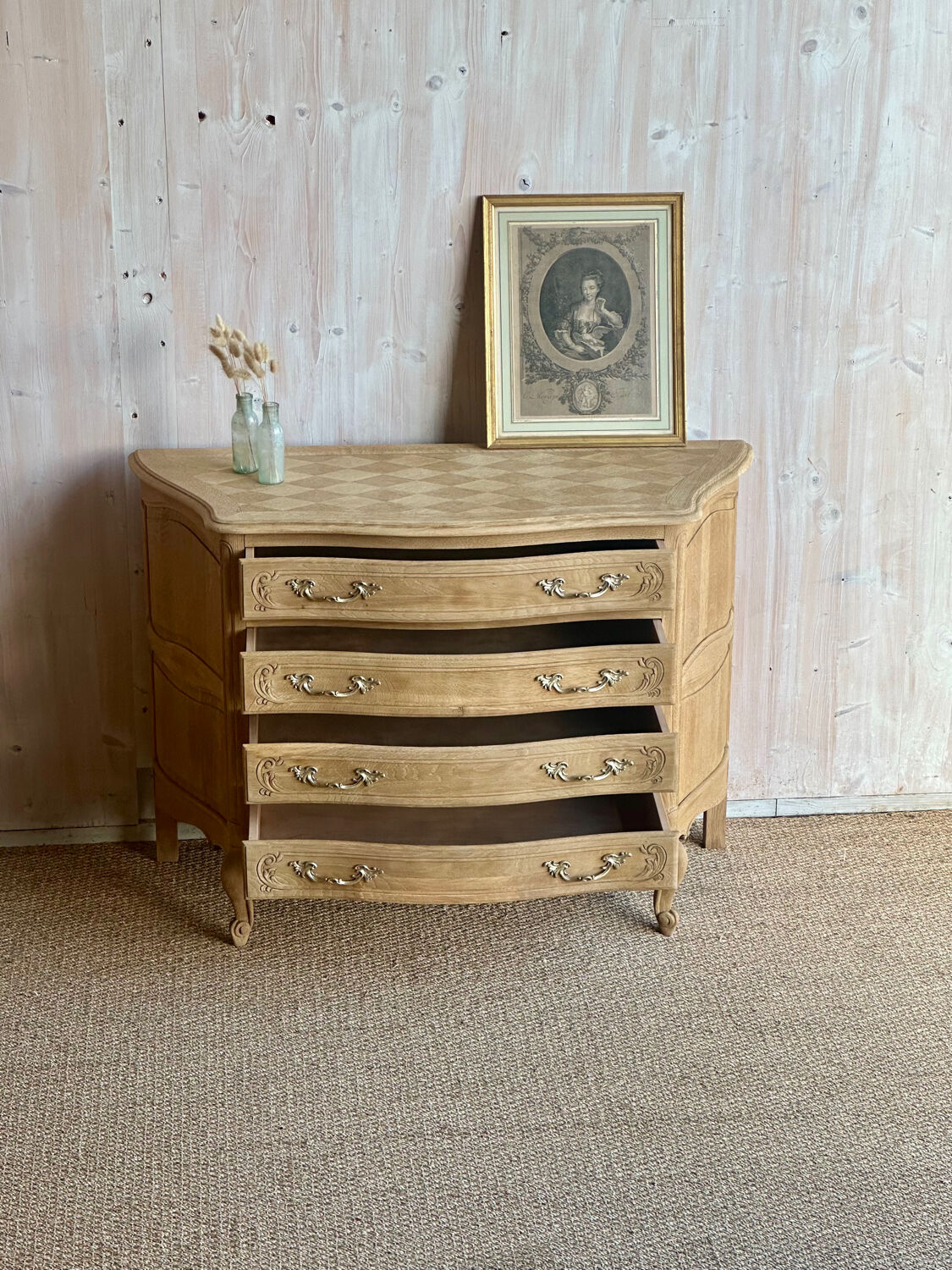 Louis XV provincial commode in solid oak – marquetry top