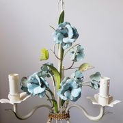 Lustre tole vintage avec roses bleu clair années 1960