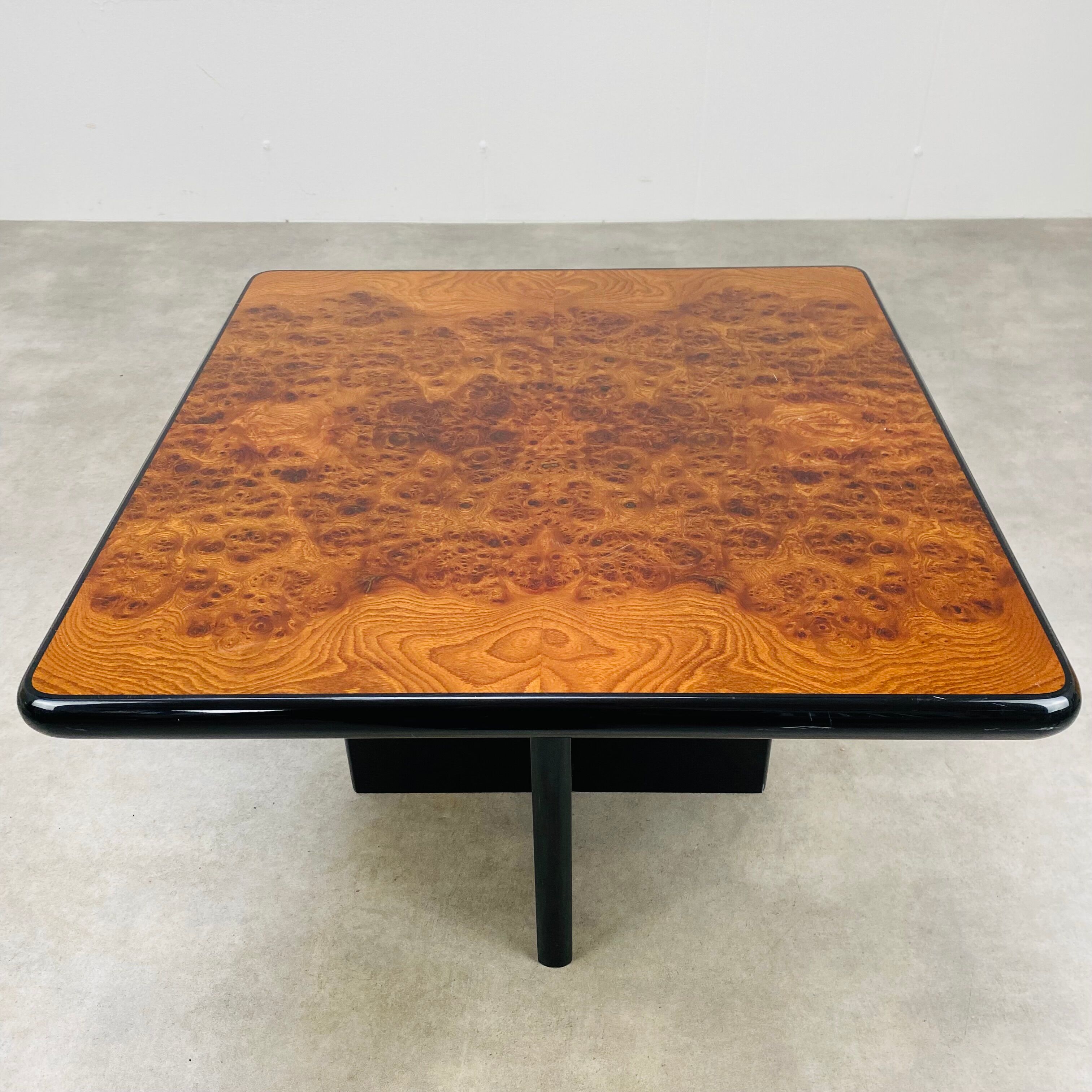 Table d'appoint bout de canapé années 70 en loupe d'orme