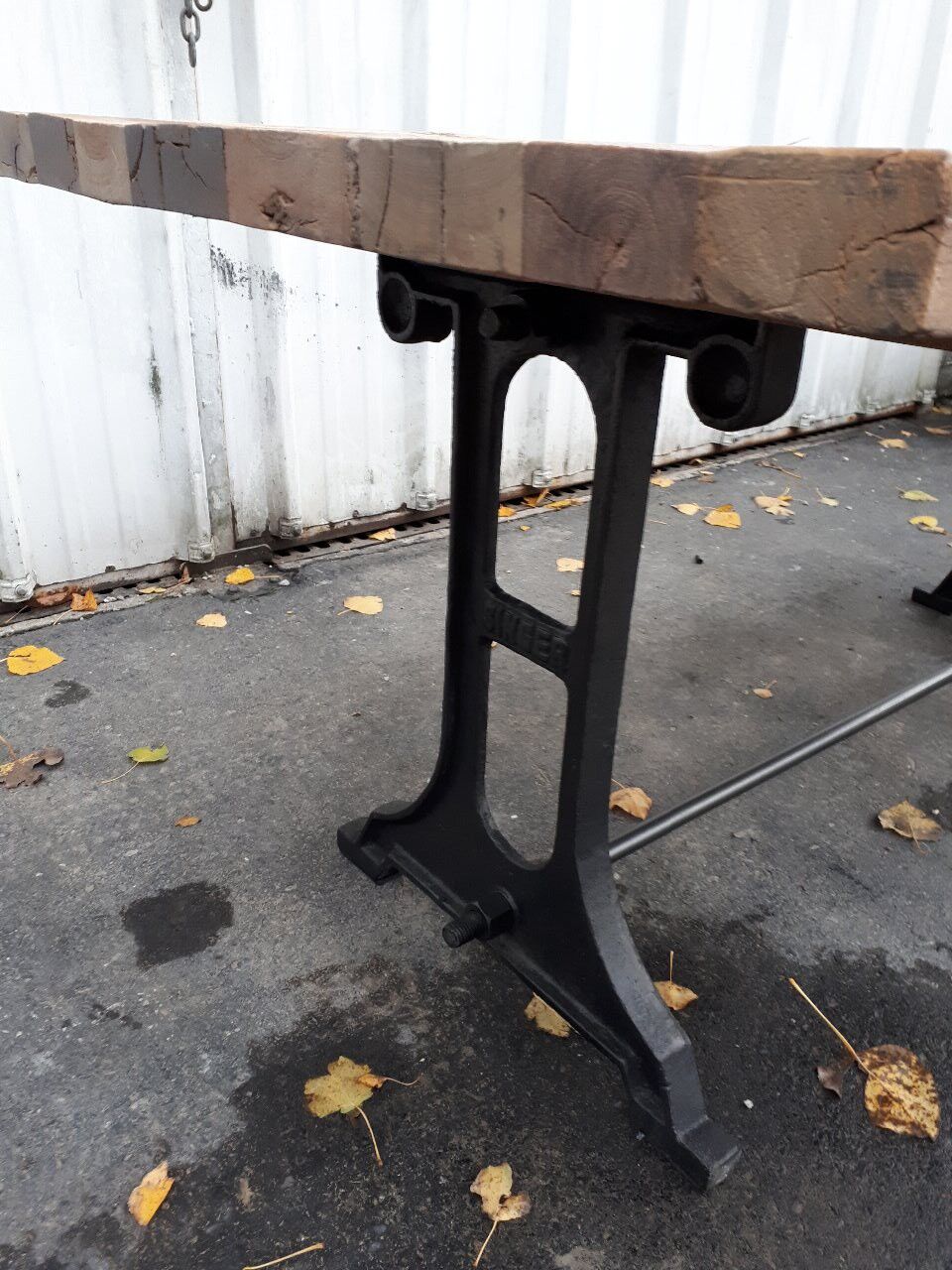 Table design industriel avec superbe piétement en fonte estampillé Singer
