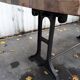 Table design industriel avec superbe piétement en fonte estampillé Singer
