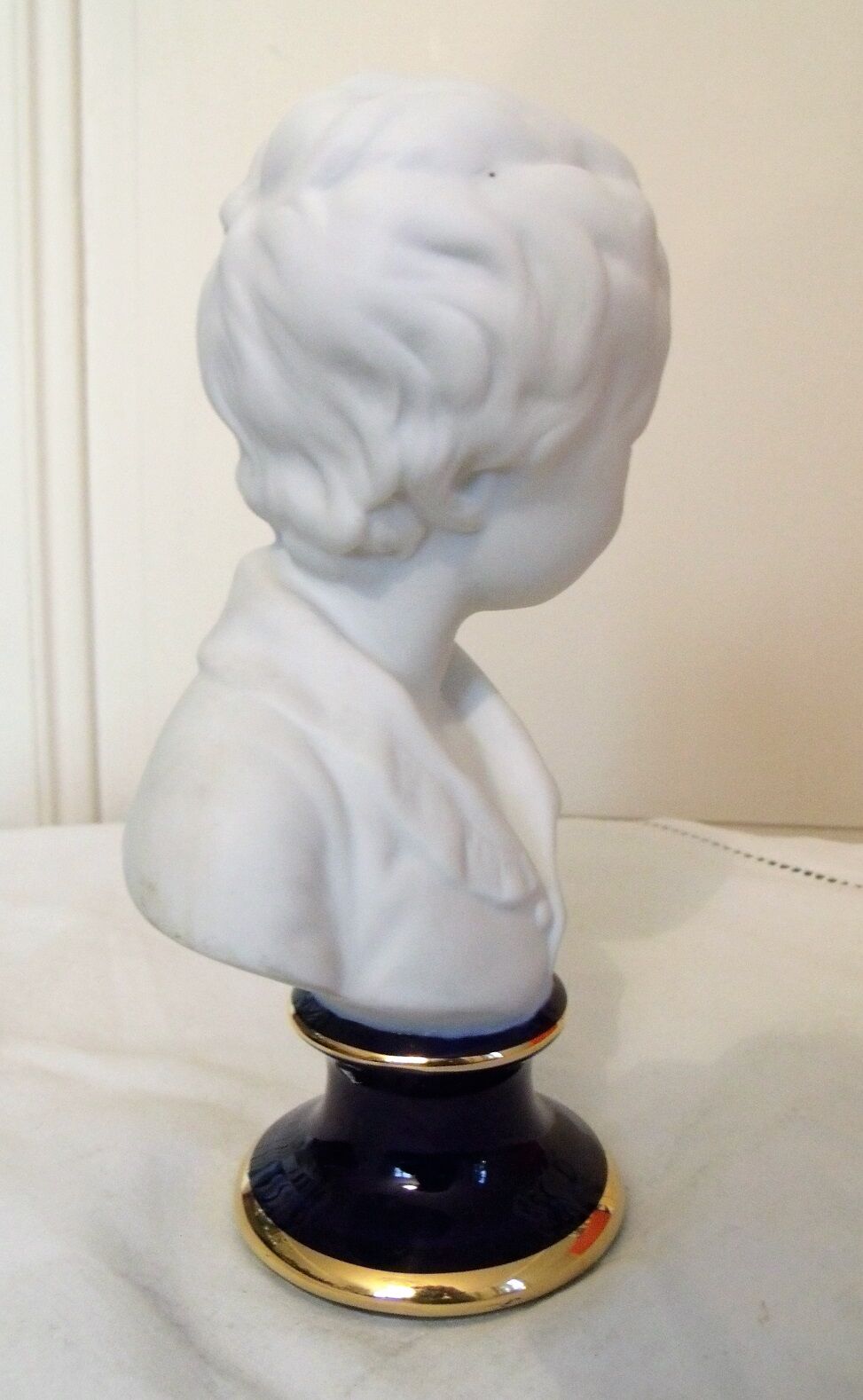 Buste de jeune garçon en biscuit de porcelaine de Limoges signé Ternet