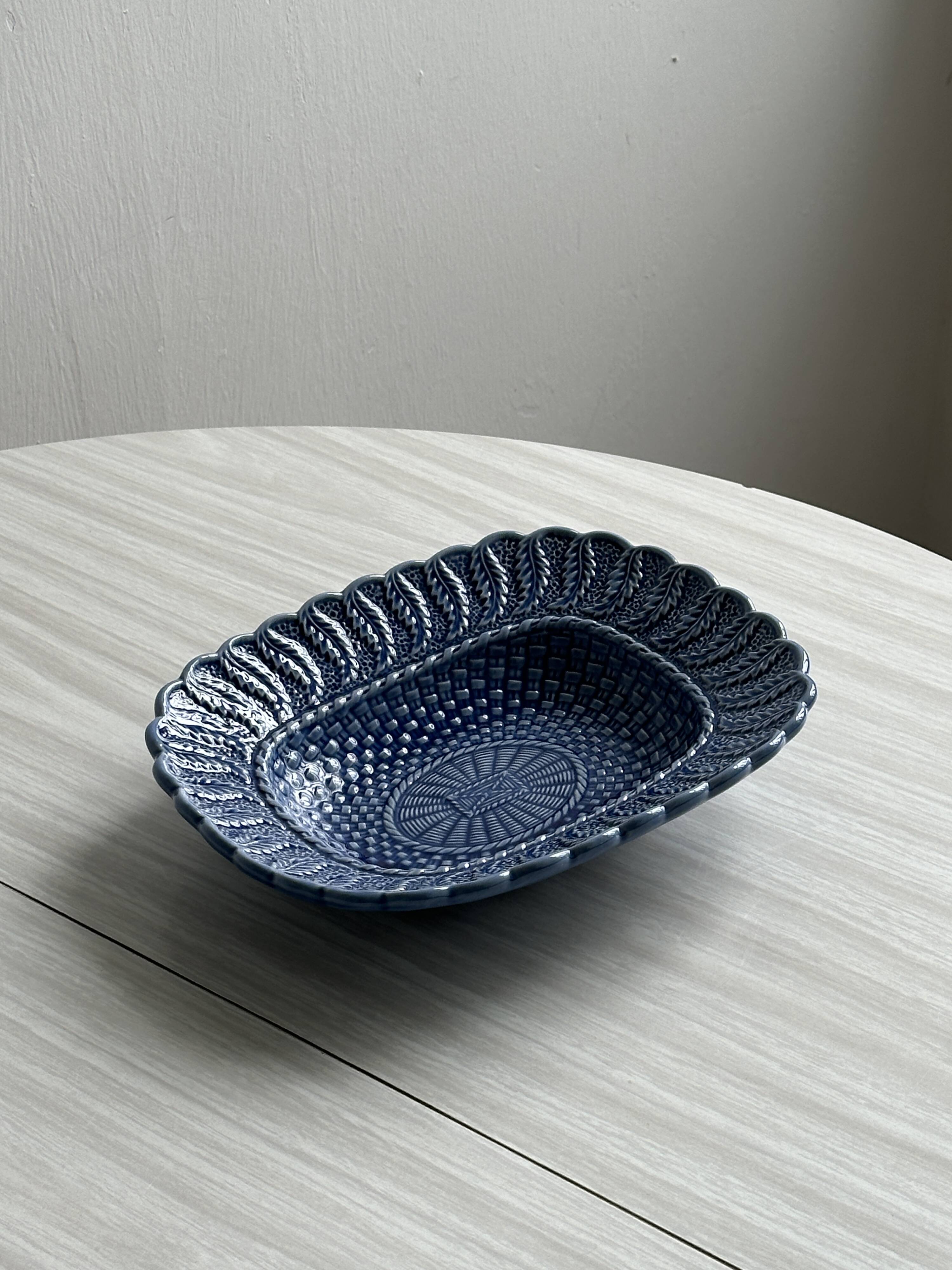 Plat en céramique bleu.