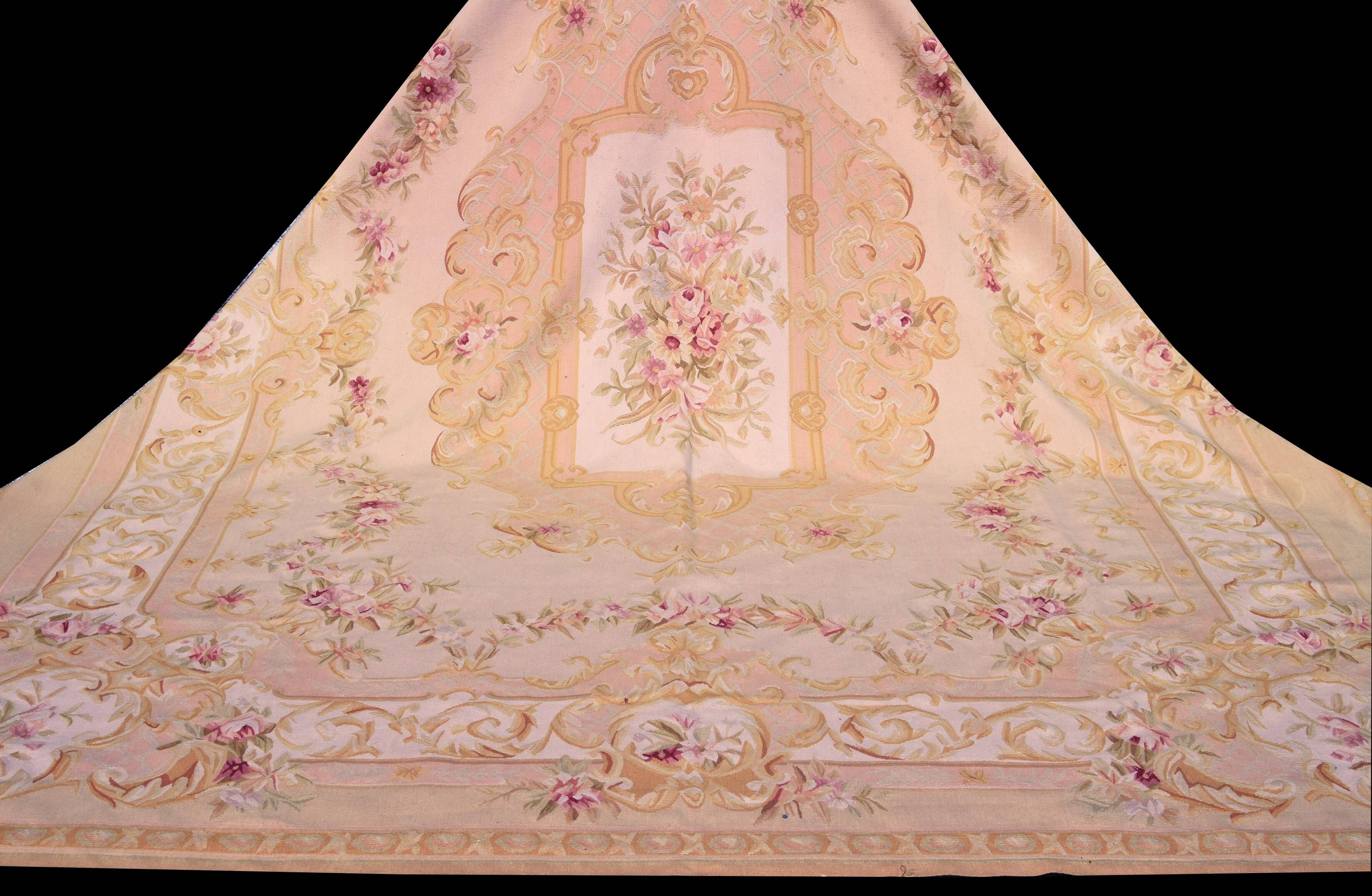 Aubusson style rug - Size: 375 x 275 cm - "Galerie Saedje"