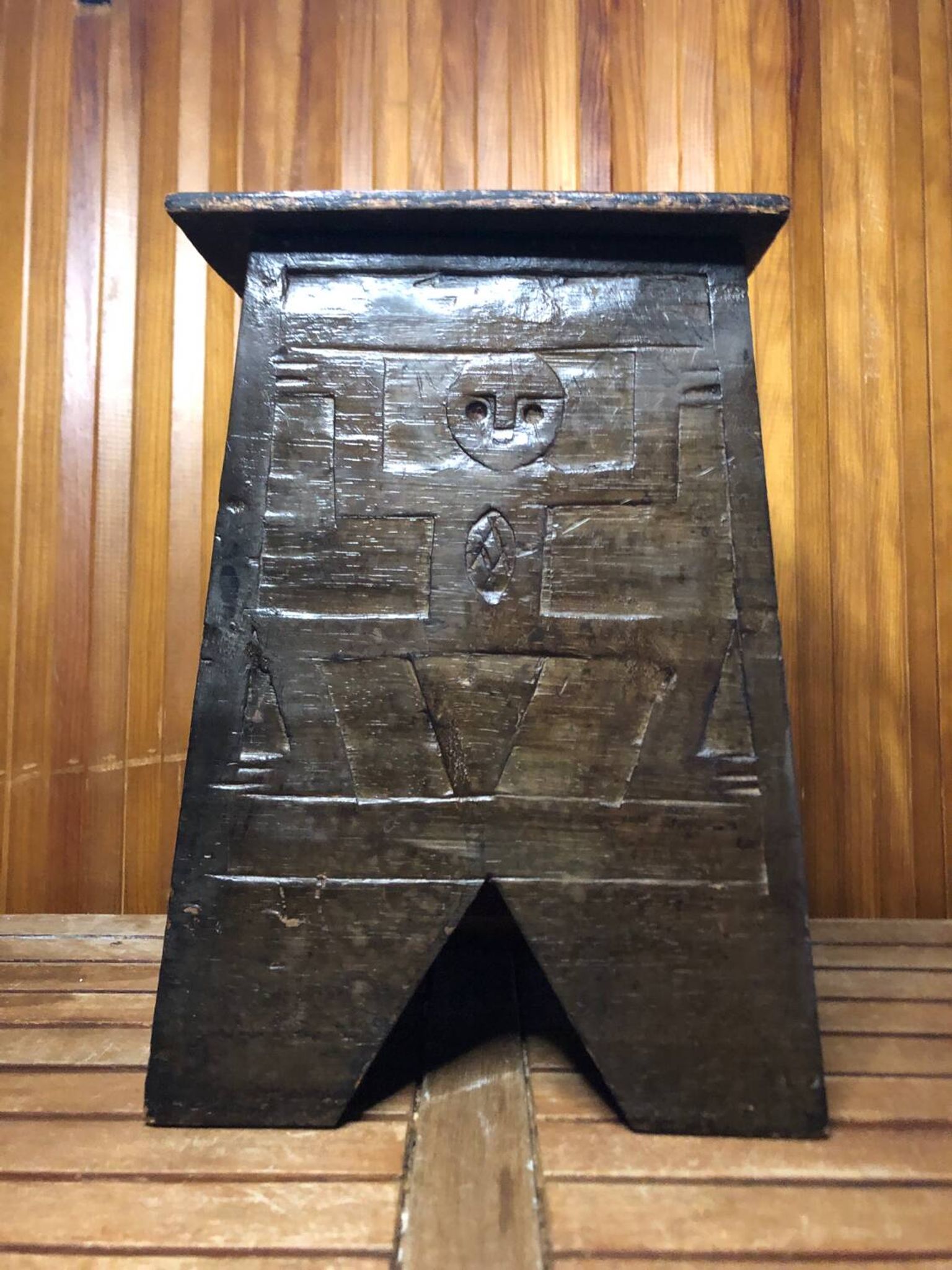 Ancien tabouret avec coffre bois sculpté vintage