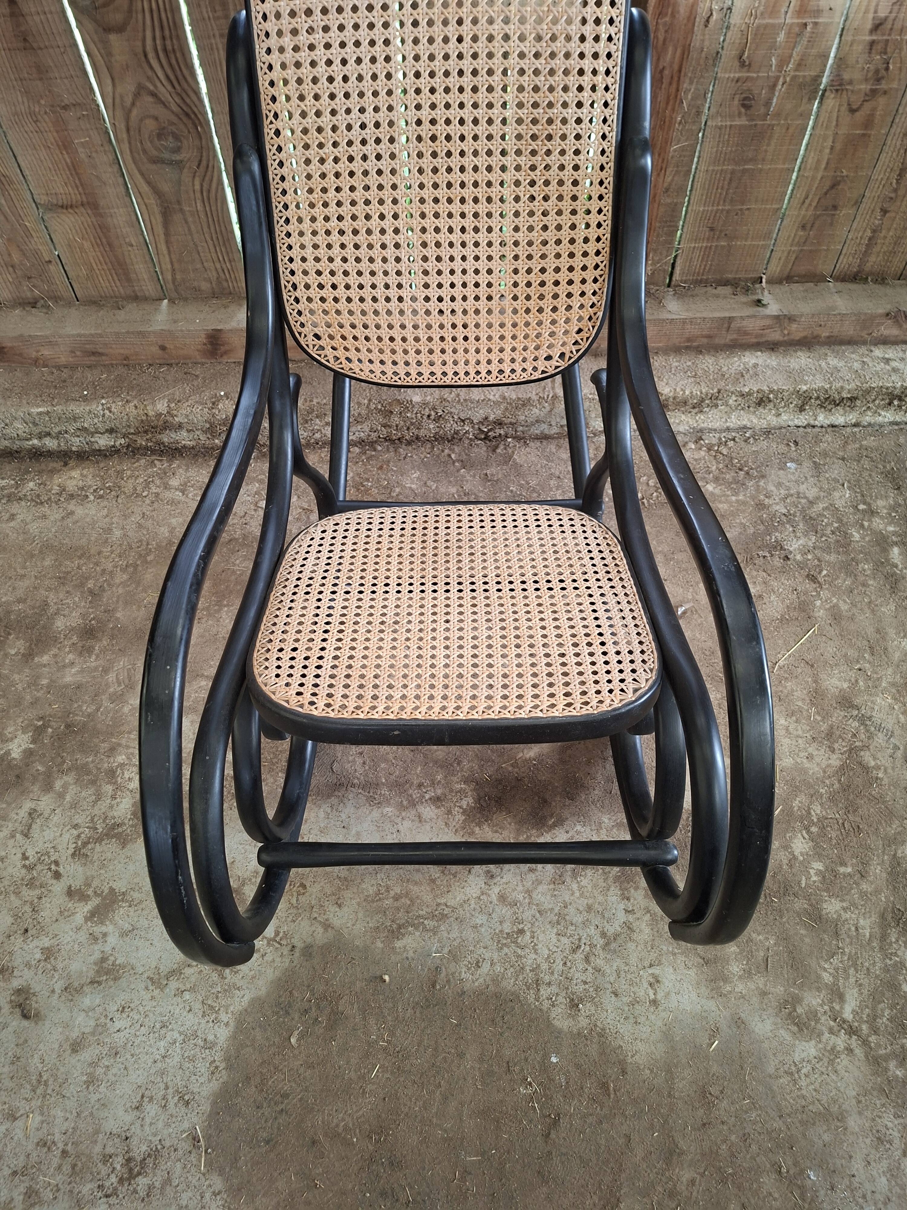Rocking-chair en bois courbé et cannage – esprit Thonet – XXe siècle (br)