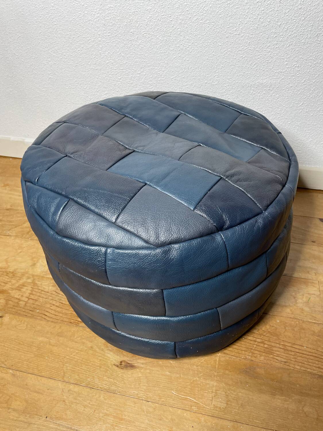 Pouf en cuir patchwork de Sède bleu