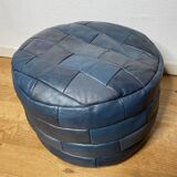 Pouf en cuir patchwork de Sède bleu