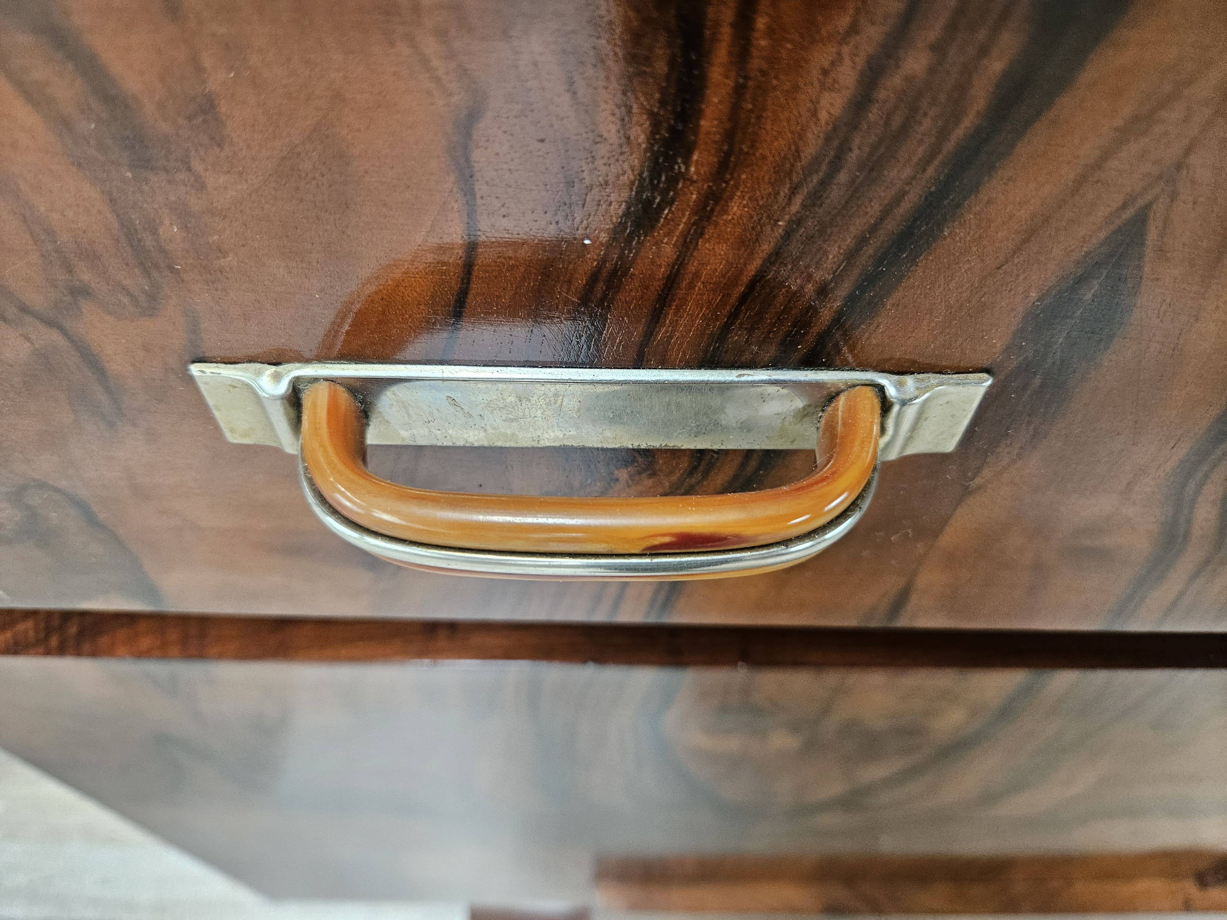 Exclusive 1940s Art Decò sideboard in walnut burl with mirror