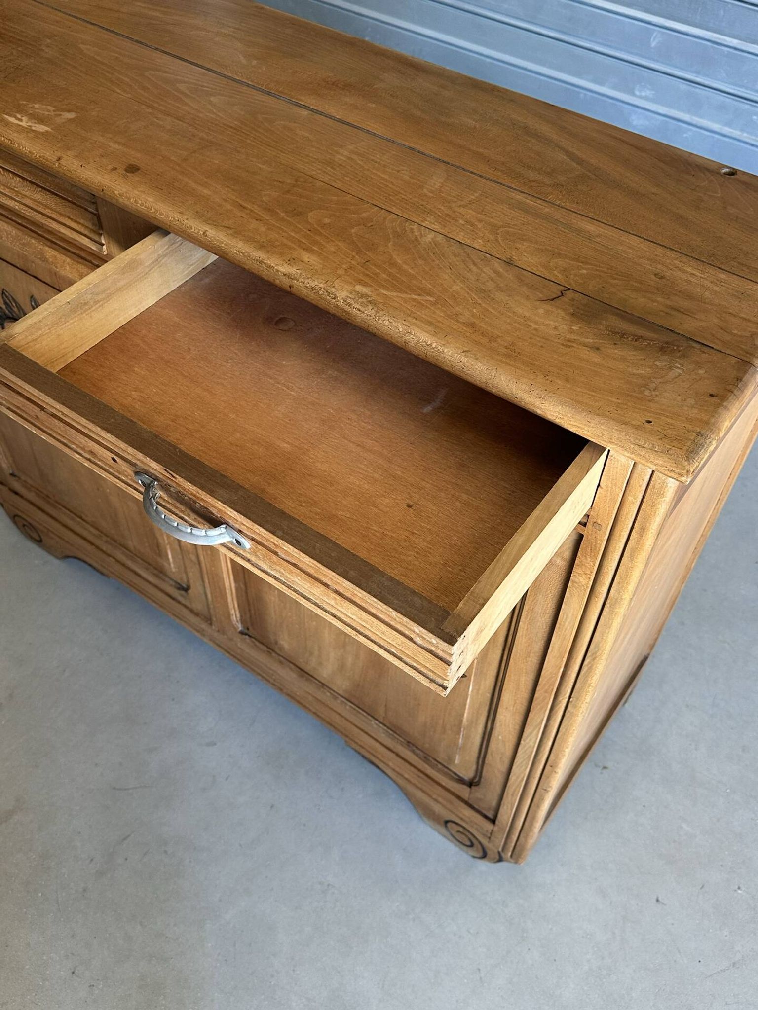 Art Deco buffet from the 1930s in light wood.