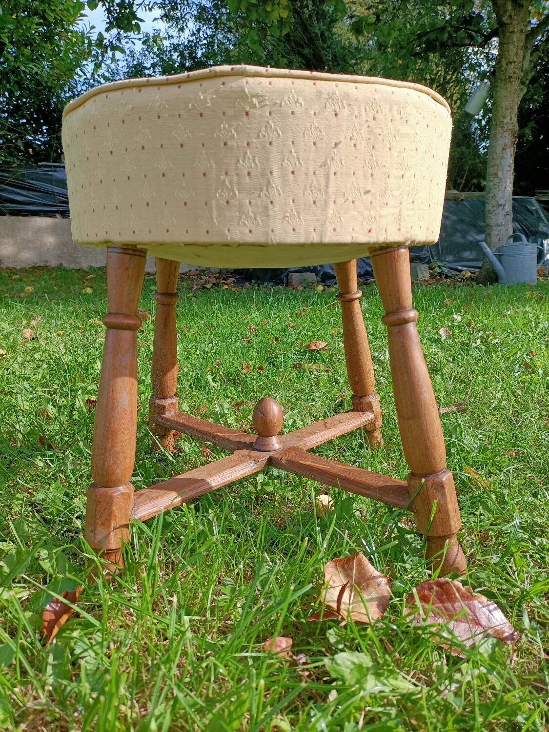 Retro Provençal stool