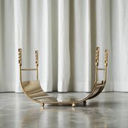 Panier ou porte-revues sculptural en laiton doré années 1970