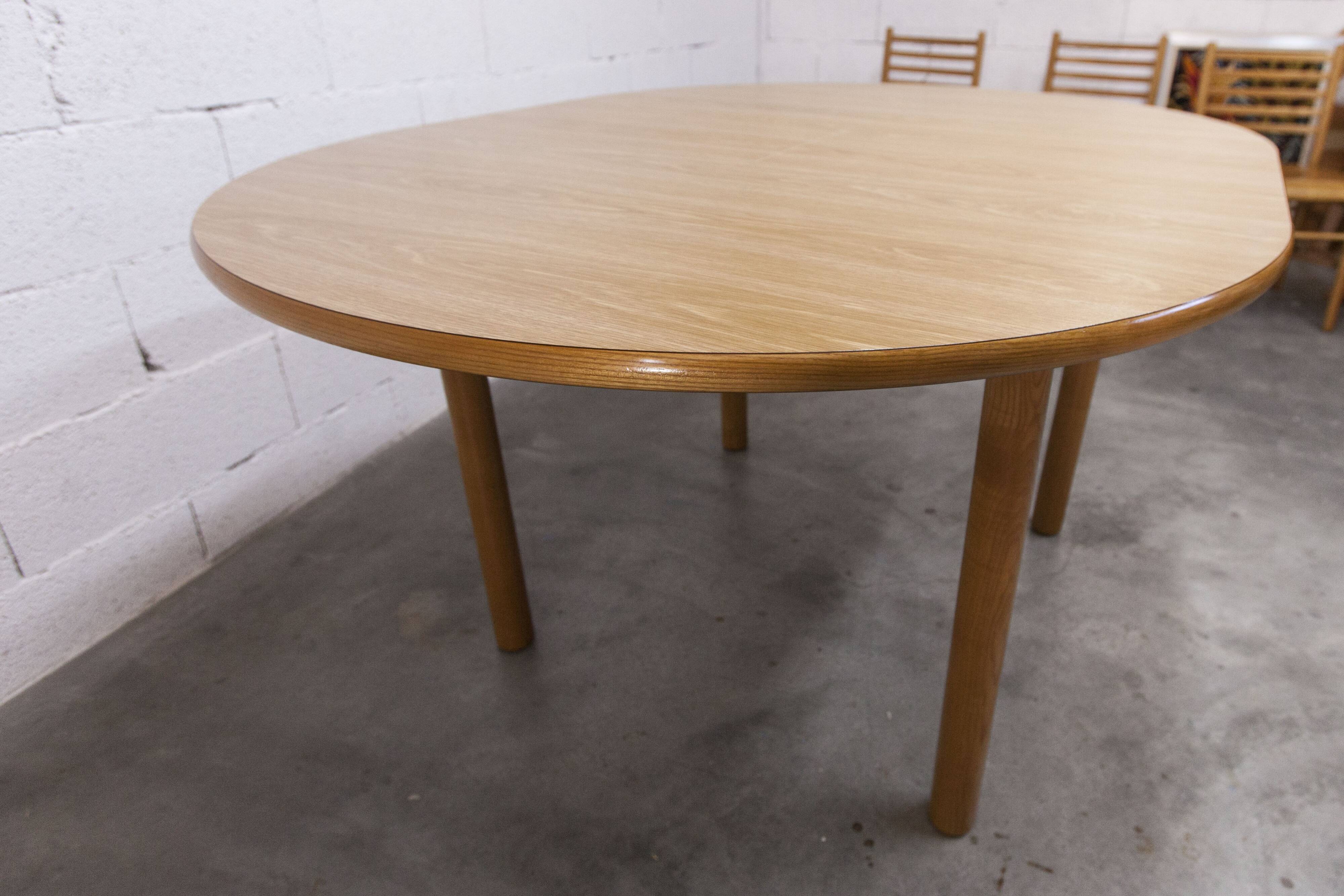 Danish ensemble transformable table 114 cm / 154 + 4 modernist chairs from the 1970s.