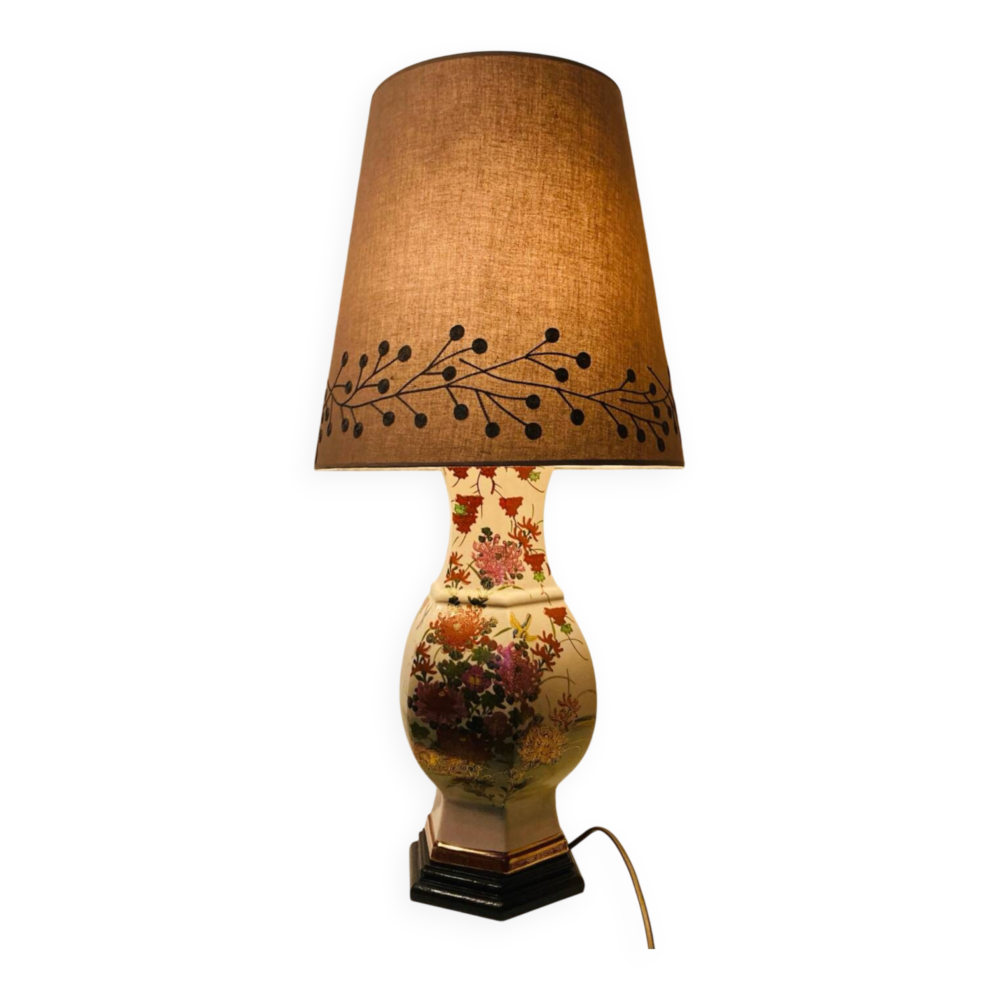 Vintage Asian lamp in ceramic with a wooden base, adjustable lampshade.