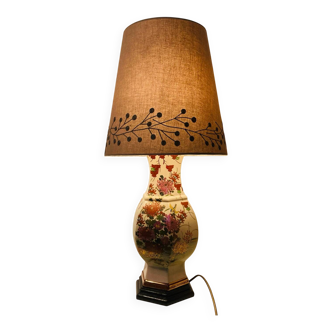 Vintage Asian lamp in ceramic with a wooden base, adjustable lampshade.