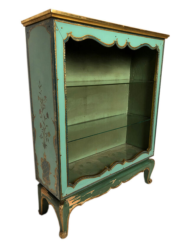 Venetian-style wooden lace-up with bouquets of flowers