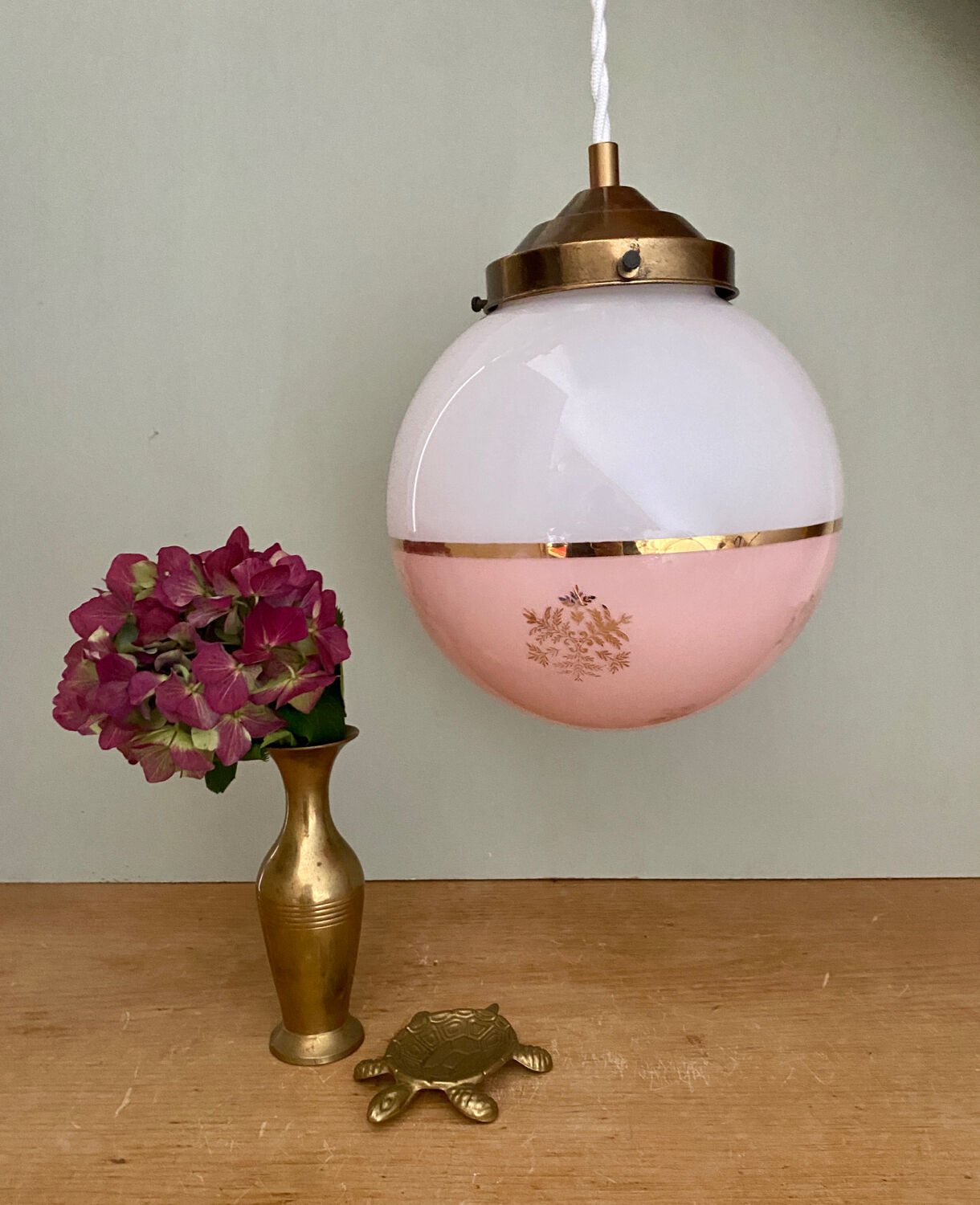 Suspension globe vintage en opaline blanche et rose