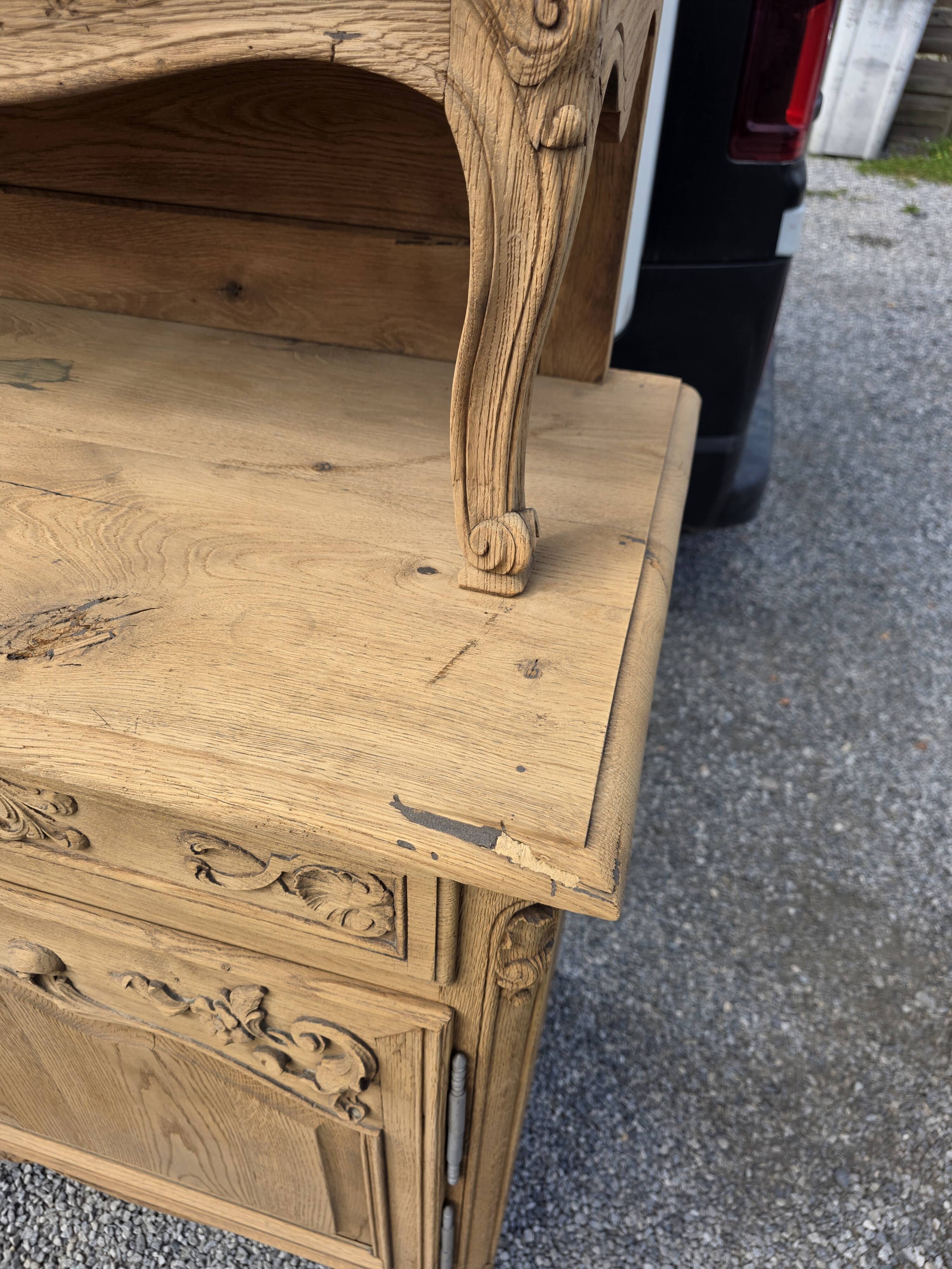 Buffet deux corps style Louis XV en chêne du XIXè