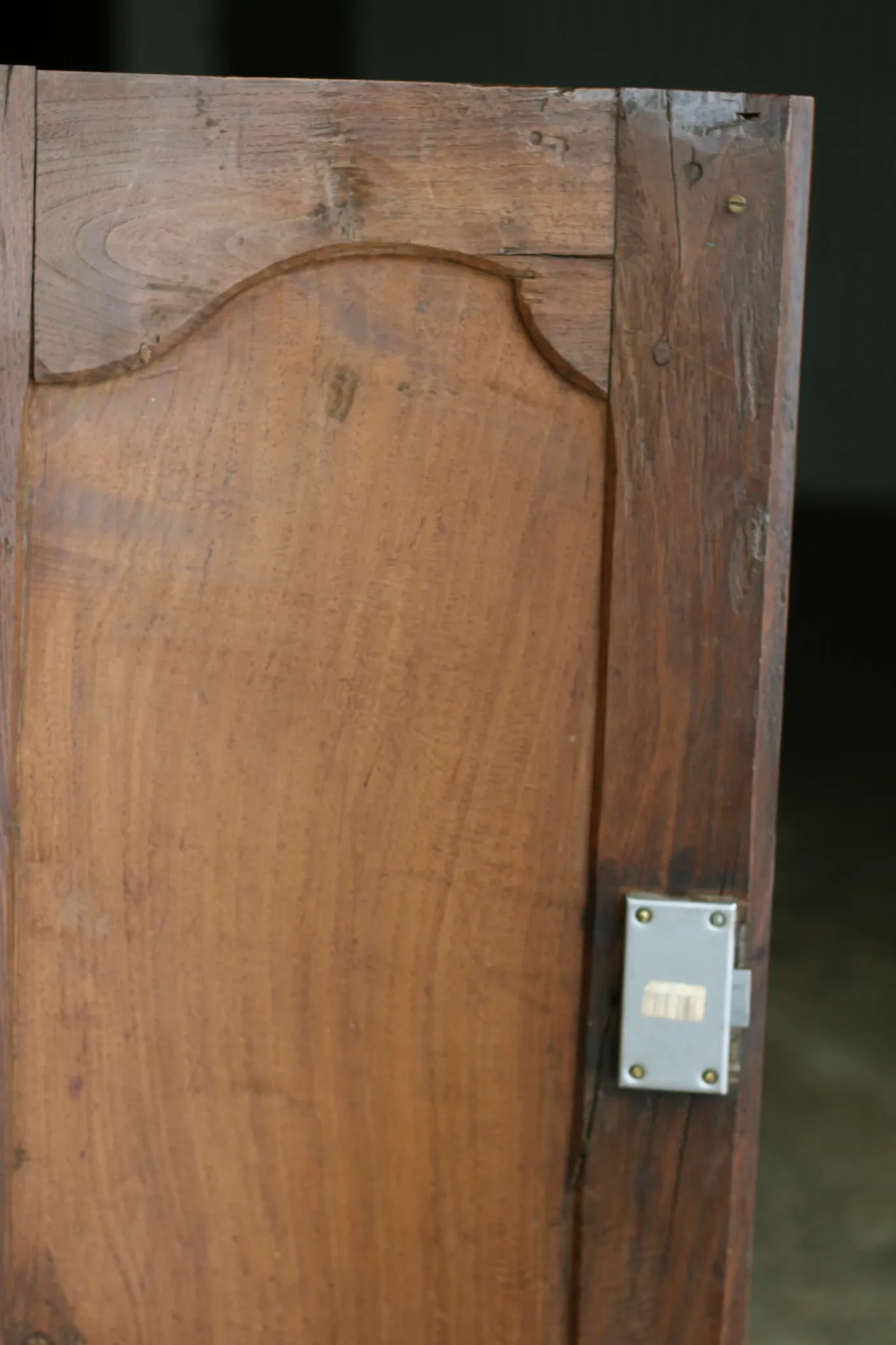 Splendid walnut corner cabinet from the early 19th century. A magnificent patina.