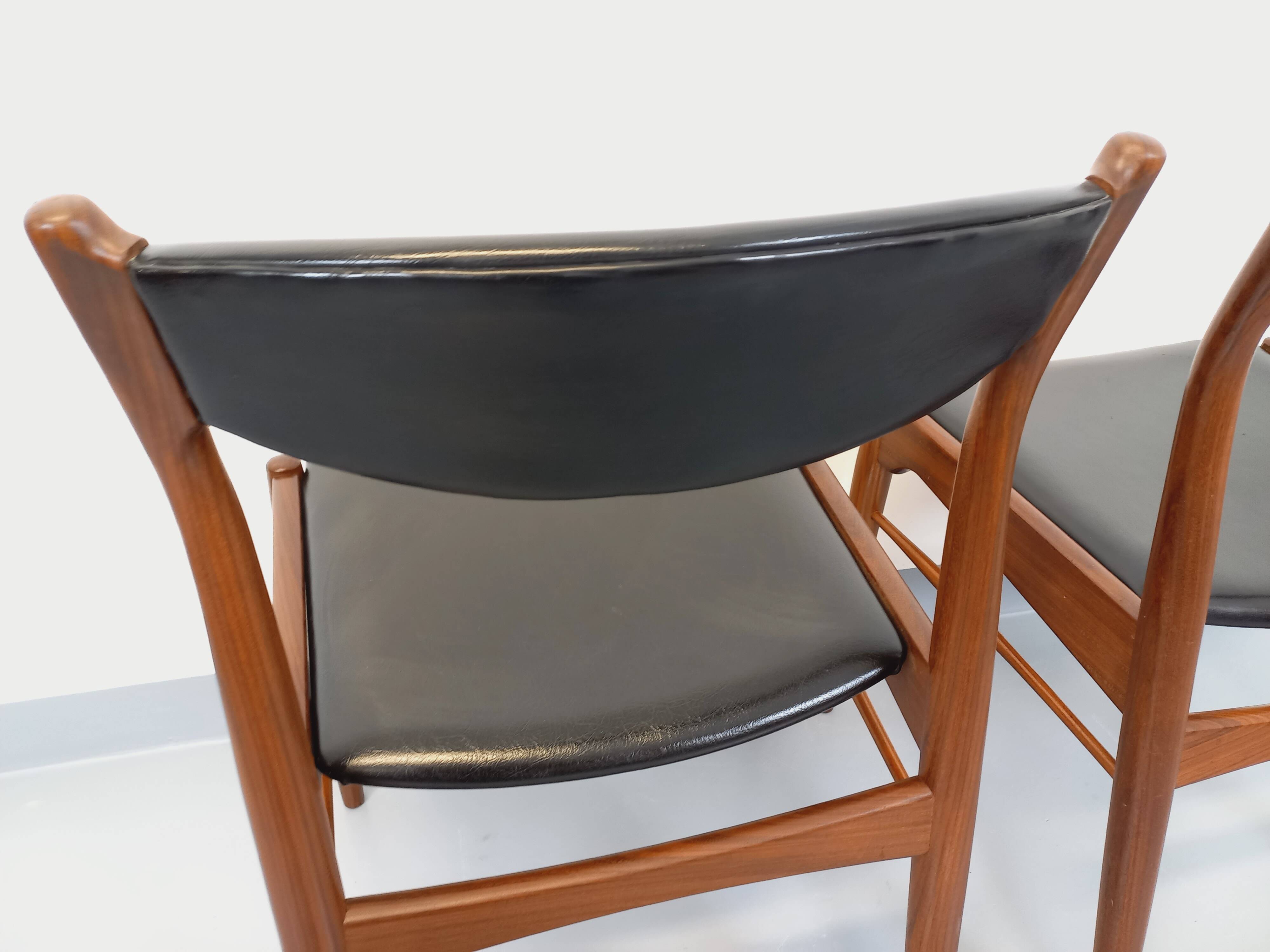 Paire de chaises scandinaves en teck et skaï, années 50-60