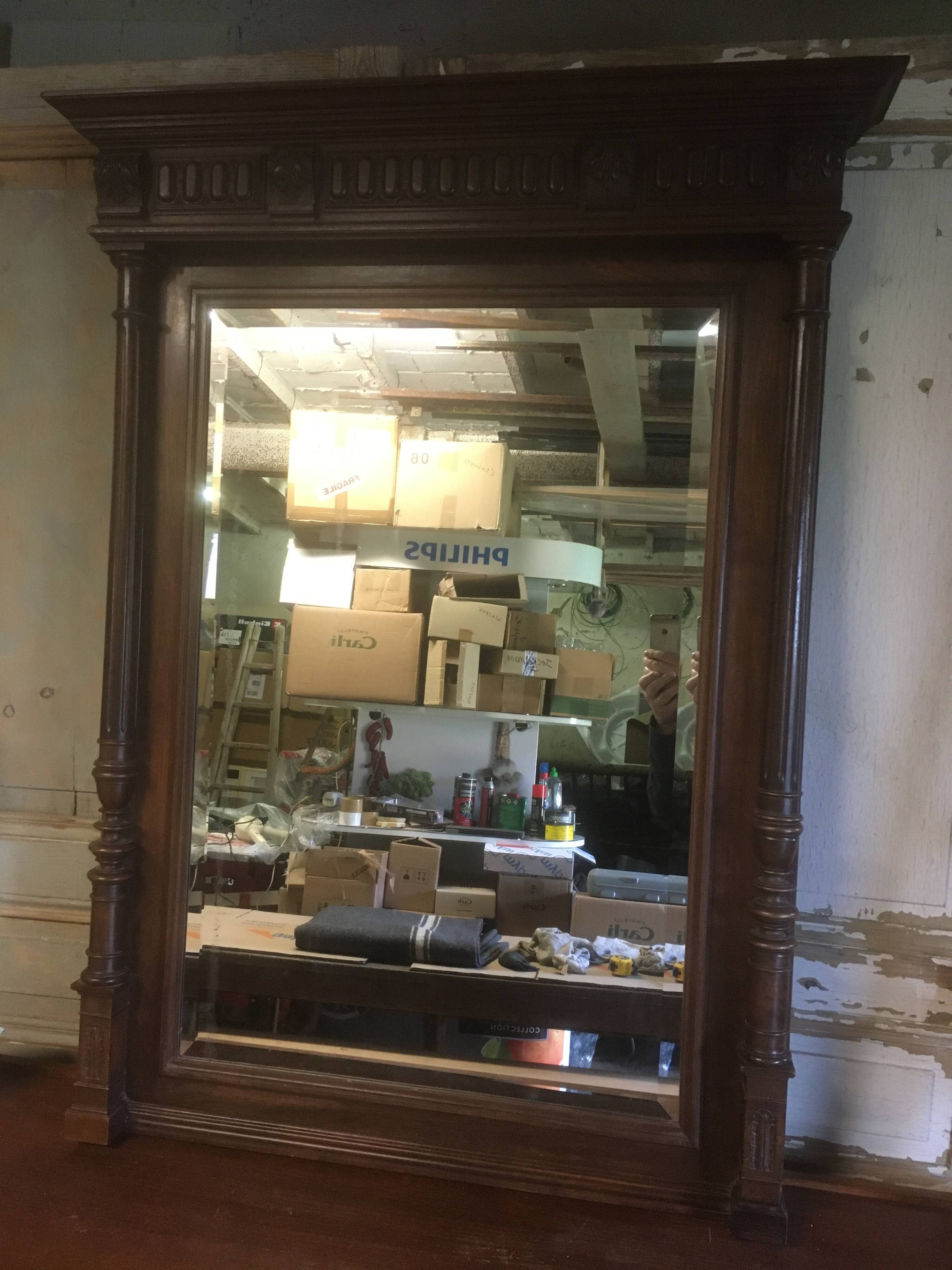 Miroir biseauté de style Henri ii en noyer