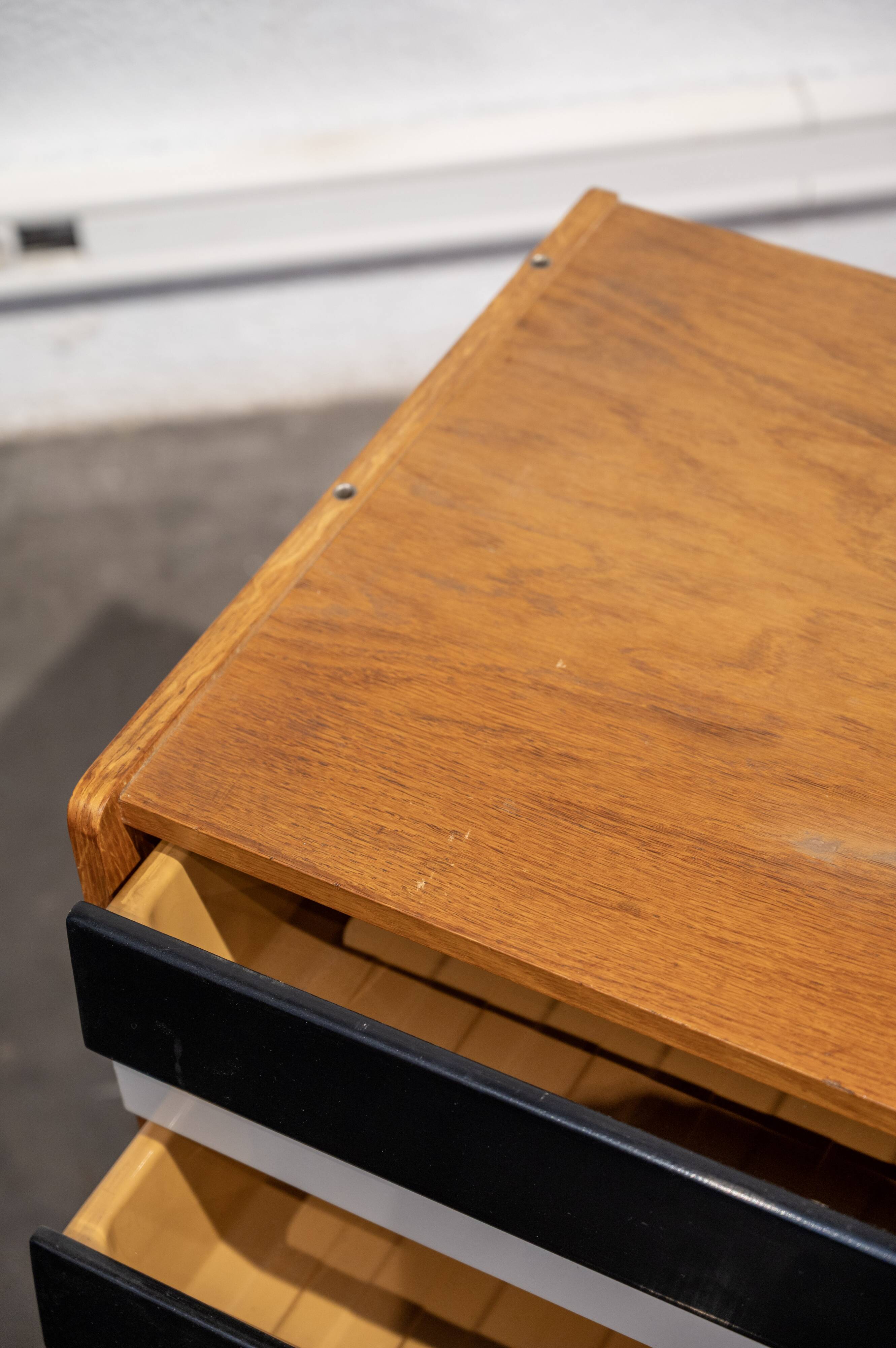 Black and white Jiroutek buffet