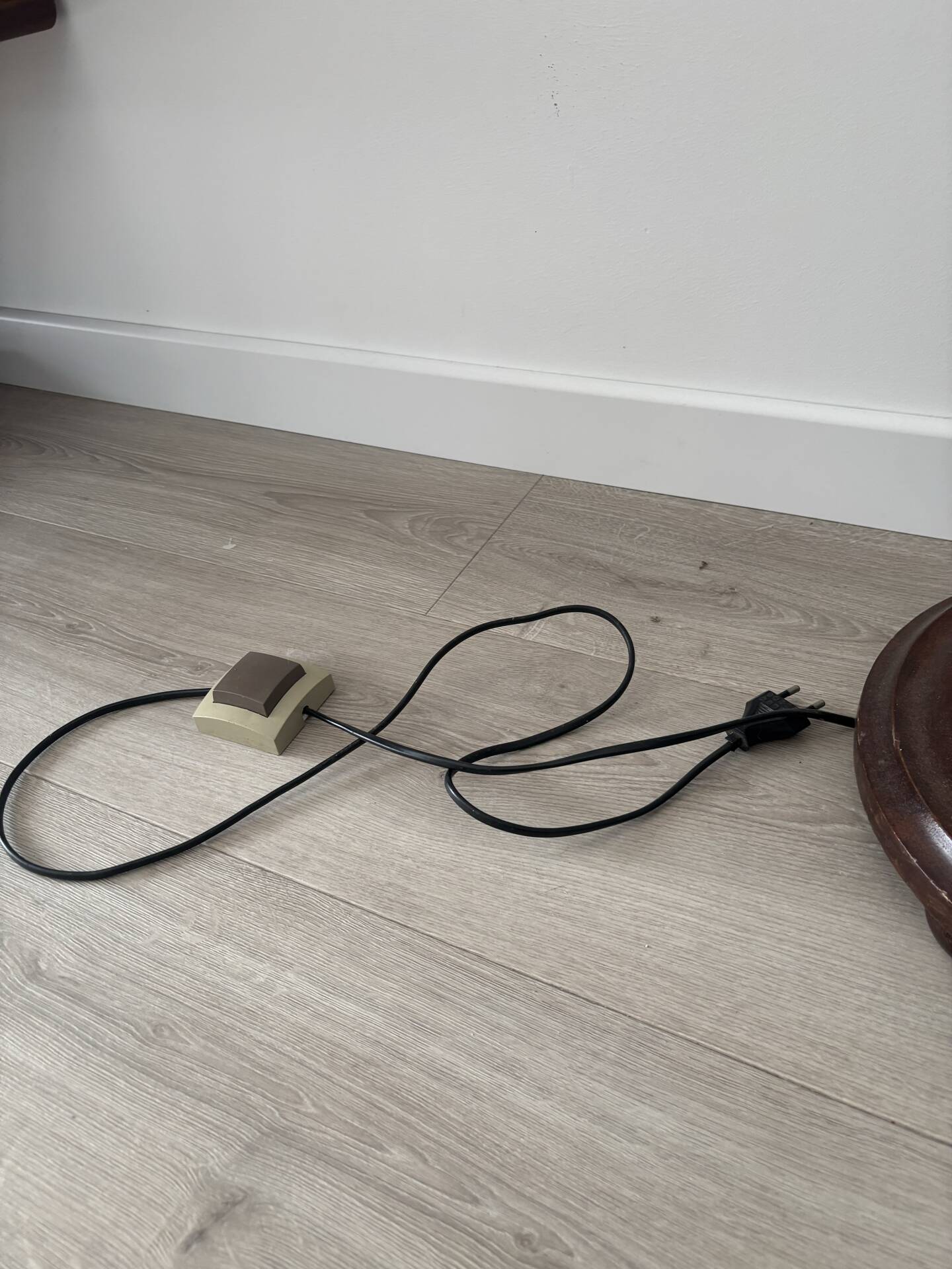 Lampadaire vintage en bois tourné avec tablette intégrée 