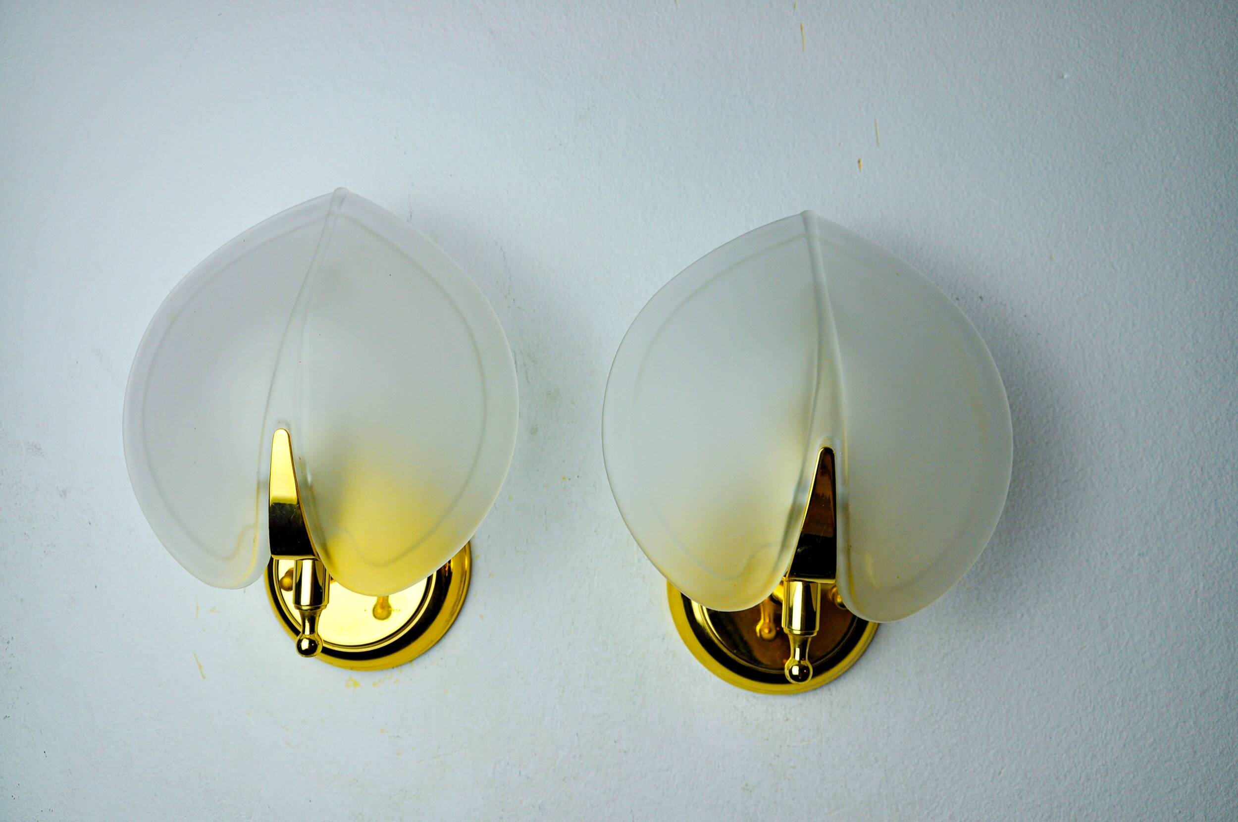 Pair of "leaf" wall lights, smoked glass, Italy, 1970