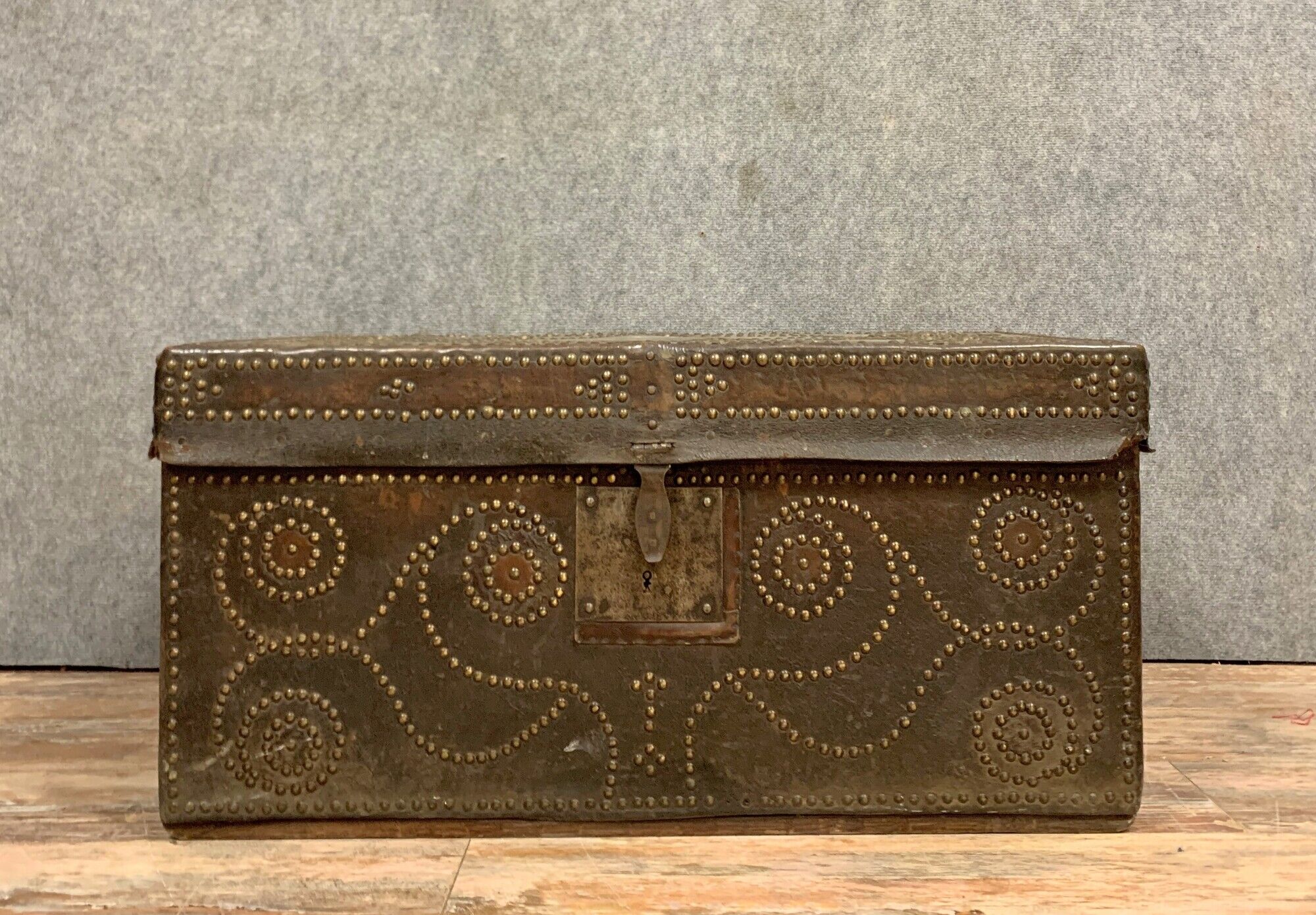 Carriage chest period 18th century in studded leather around 1750