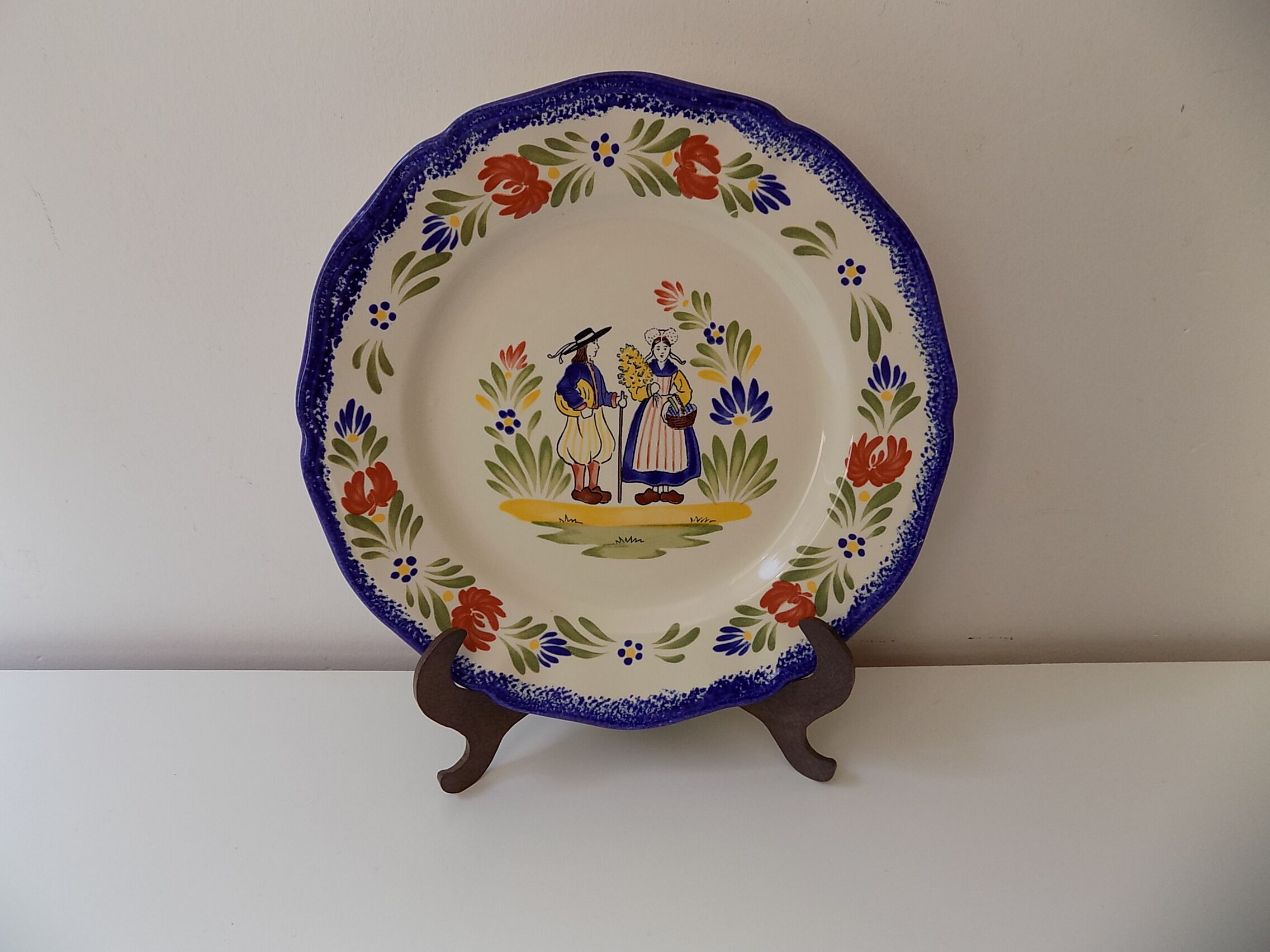 Plate of Breton earthenware of regional art KG France Quimper