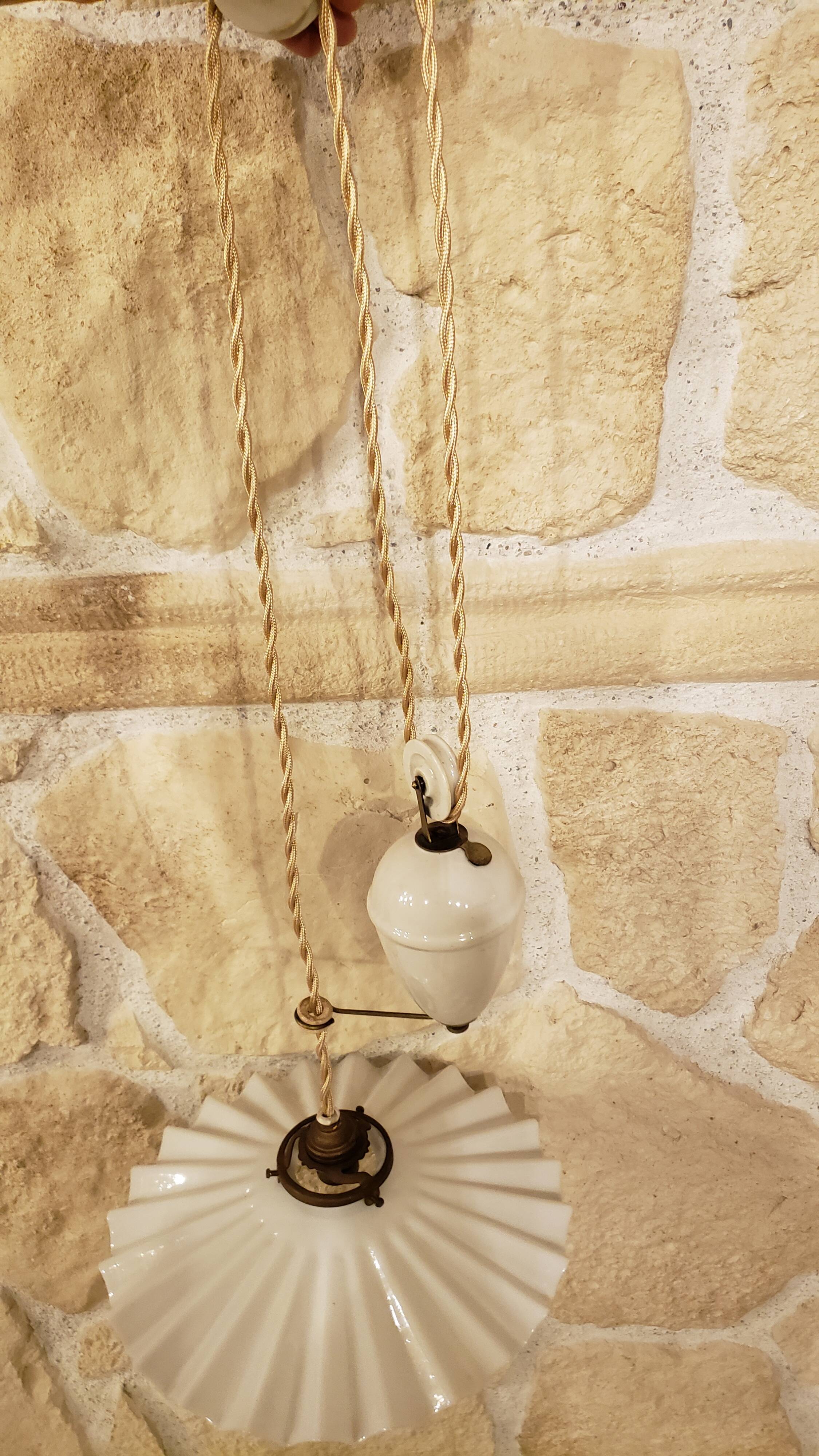 Suspension opaline monte et baisse