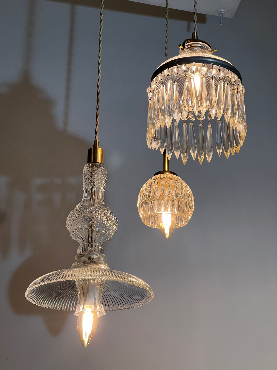 Suspension cascade triple Holophanes and vintage pendants