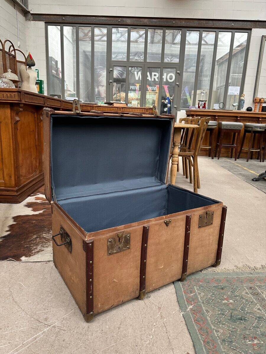 Old travel trunk "Be a Father" Lille