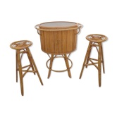 Bar en rotin et tabourets