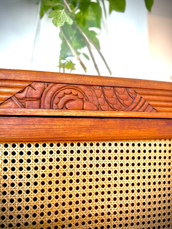 Bonnetière / Armoire parisienne vintage en bois et cannage – style Art