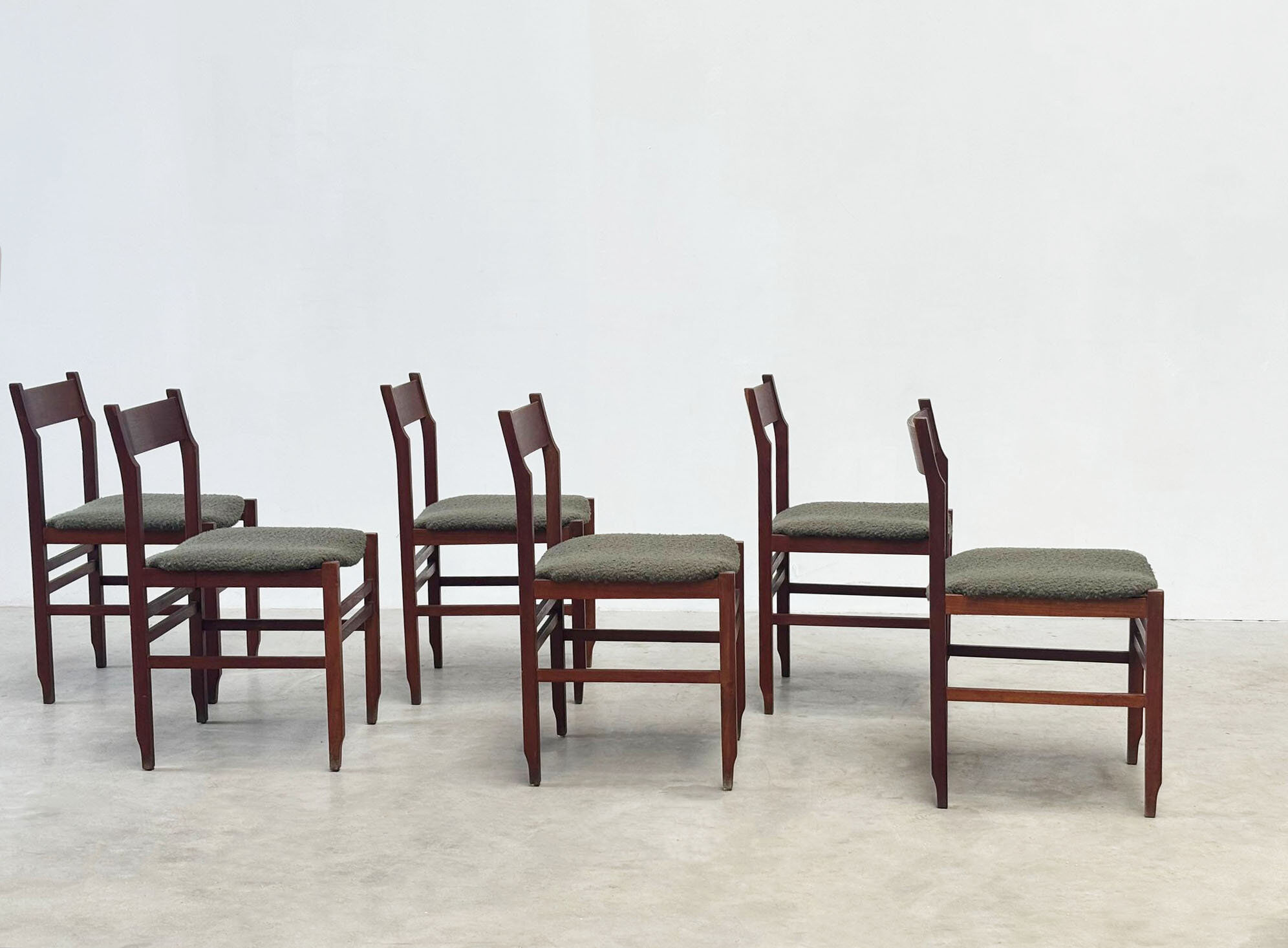 Ensemble de six élégantes chaises de salle à manger italiennes
