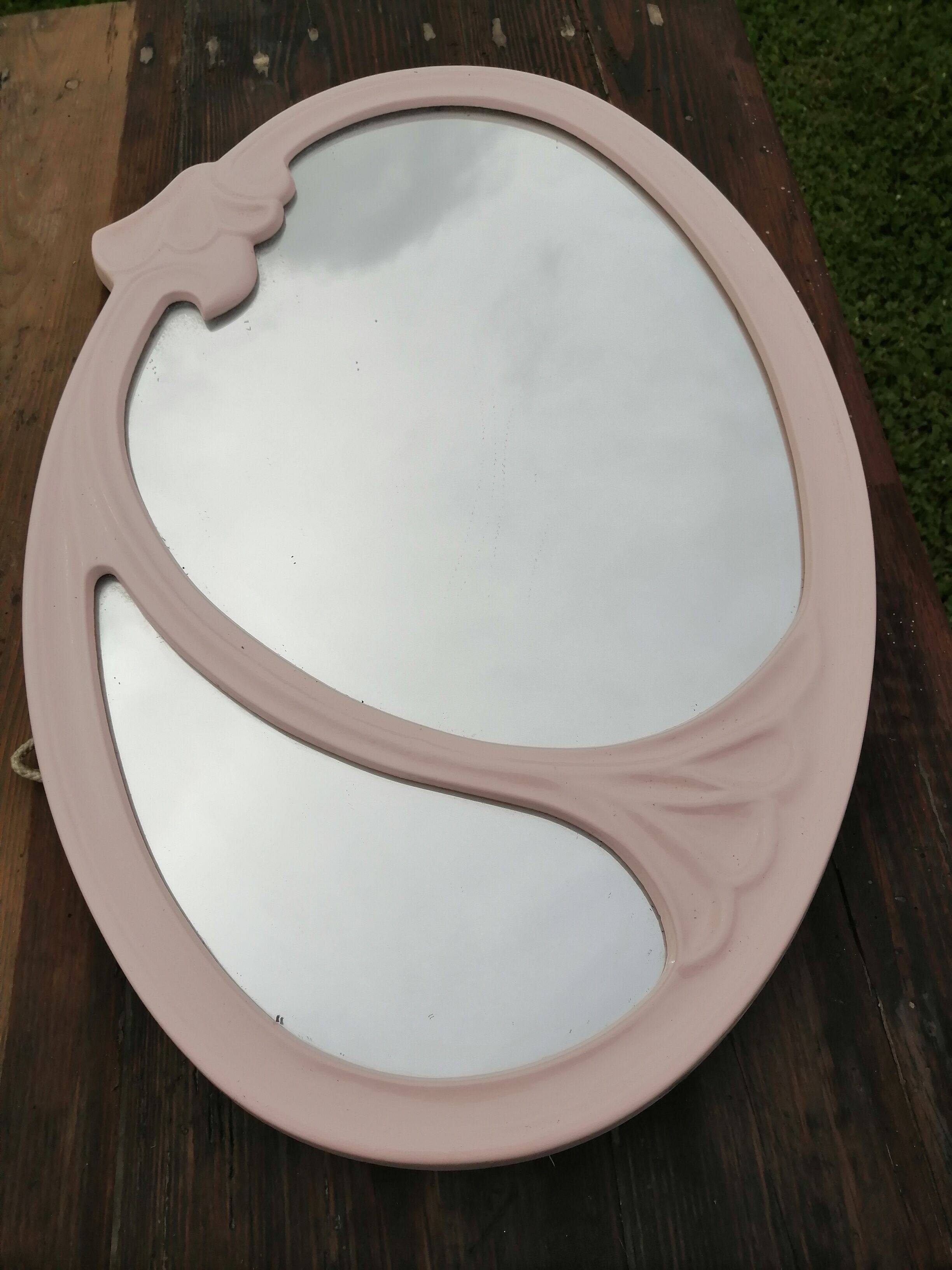 Oval mirror in pink cast iron layette