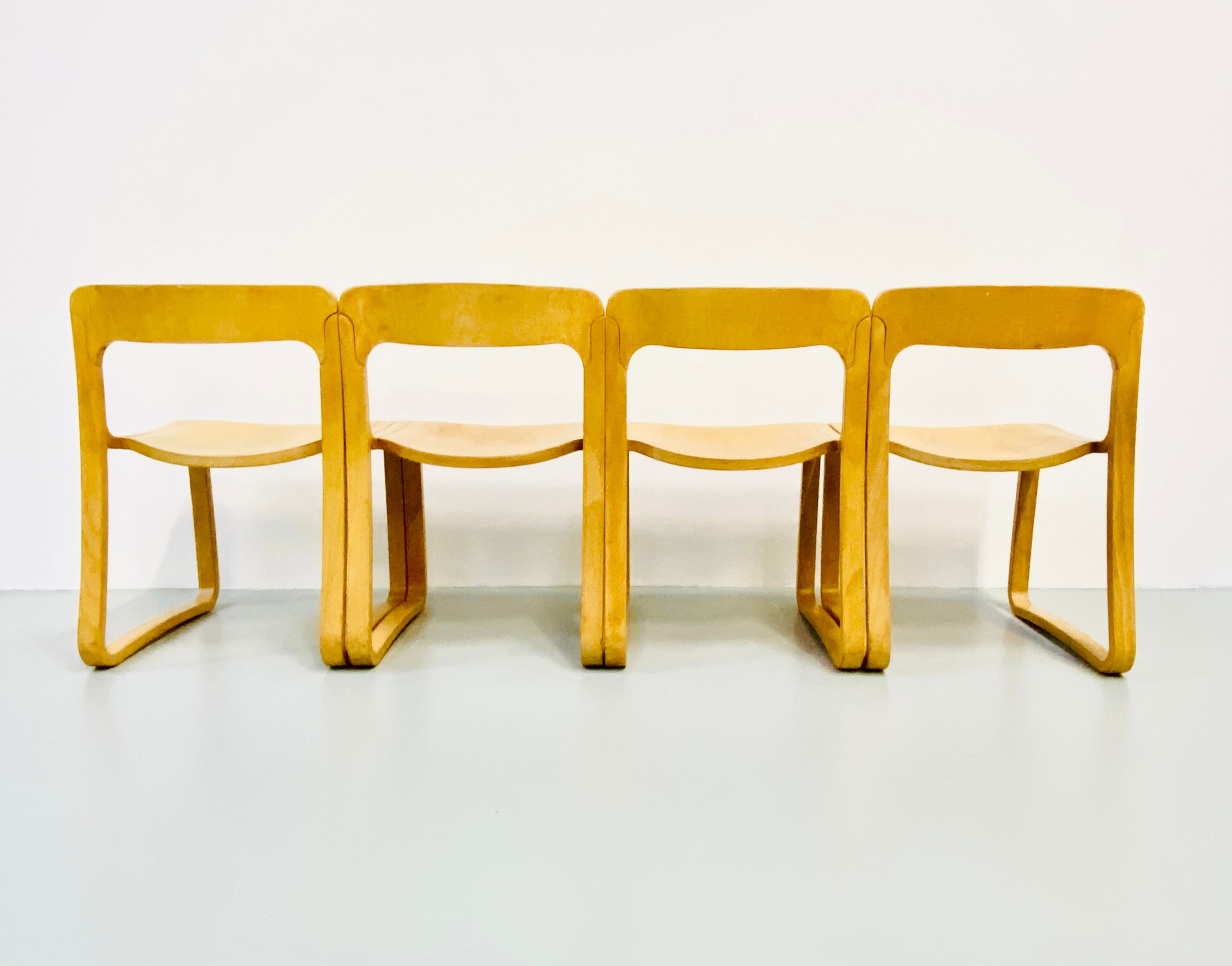 Lot de 4 chaises traîneau italiennes d'époque en hêtre contreplaqué moulé