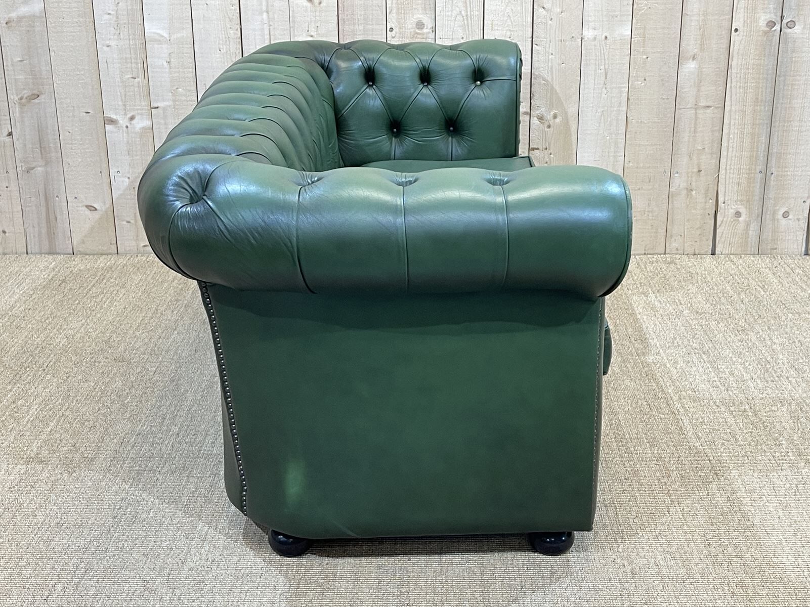 Chesterfield sofa in green leather 3 places from the 80s