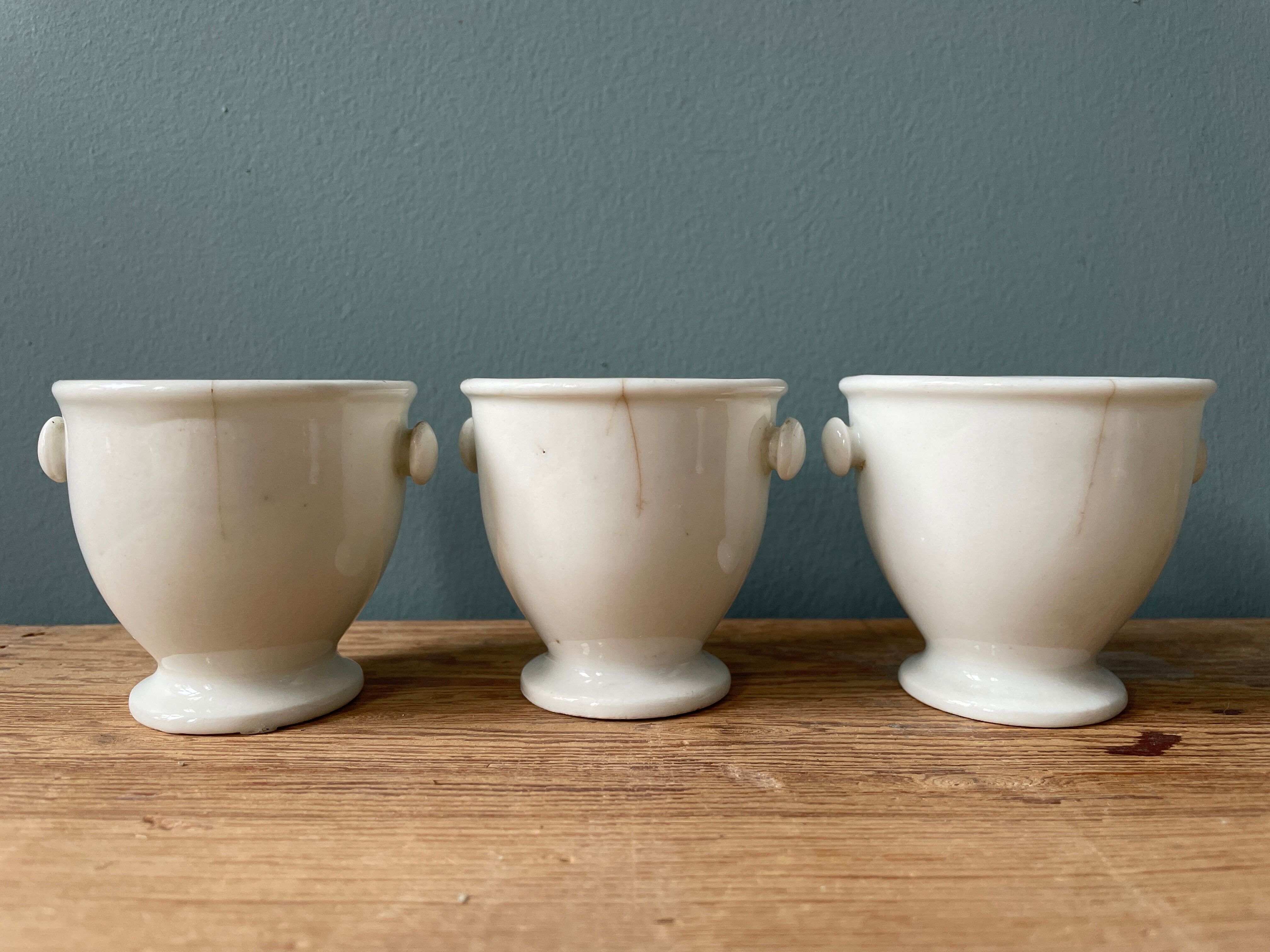 Lot de 5 coquetiers anciens en porcelaine blanche