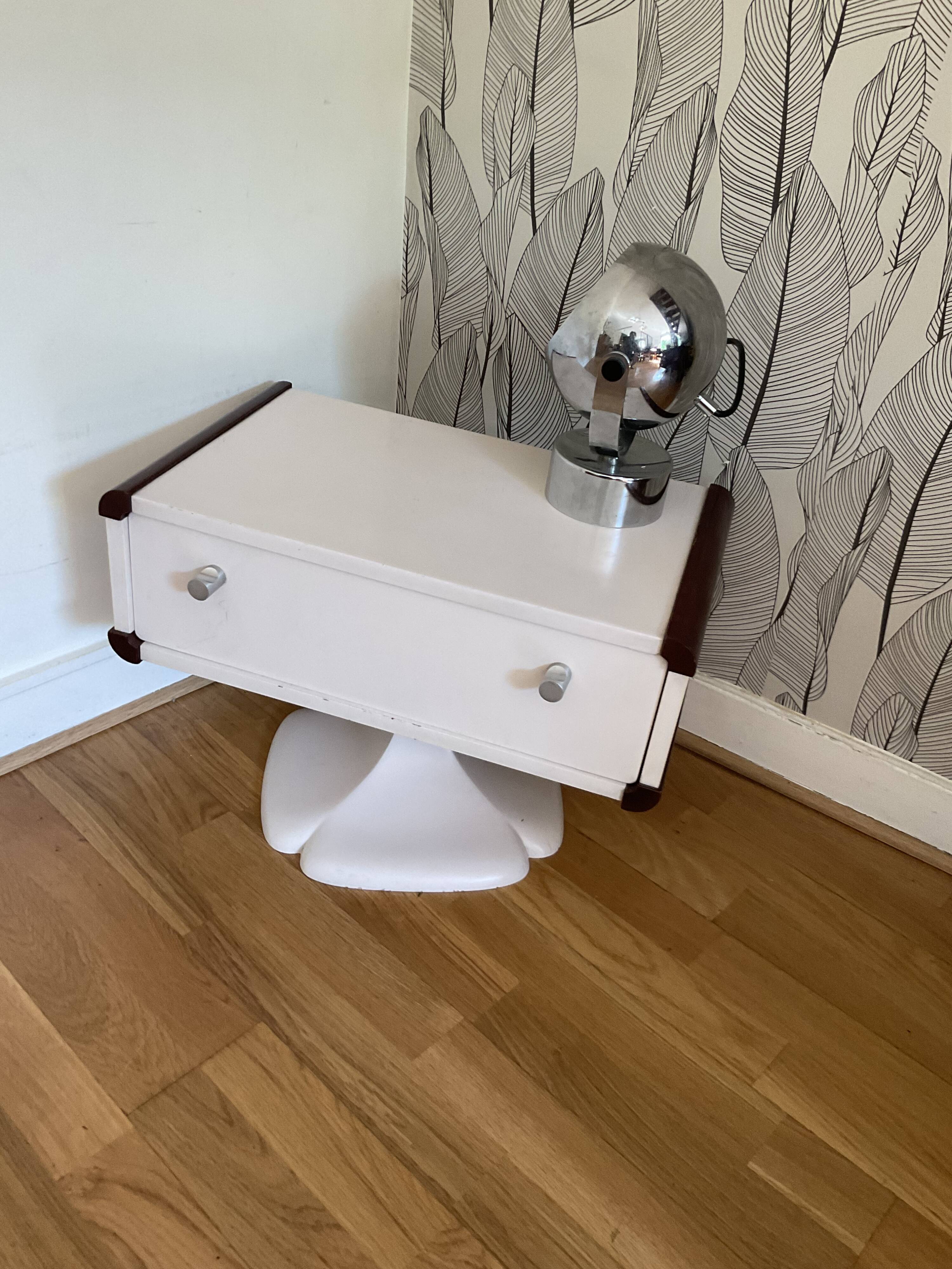 Table appoint pied tulipe